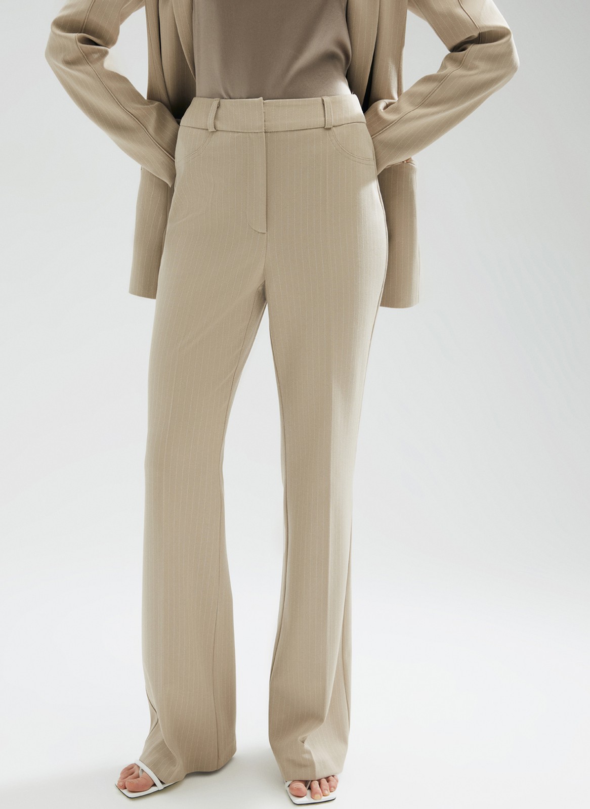 Брюки-клеш от колена, цвет: КОФЕЙНЫЙ В ПОЛОСКУ Allweneed
Брюки полной длины из костюмной ткани со стрелкой. Актуальный легкий клеш от колена. Такая модель визуально вытягивает силуэт и удлиняет ноги, поэтому смотрится хорошо на любом росте. Посадка брюк на уровне естественной талии. Два декоративных кармана. Брюки можно носить с ремнем для фиксации. Для офиса наденьте лоферы, а на свидание туфли на каблуке.
На модели размер XS