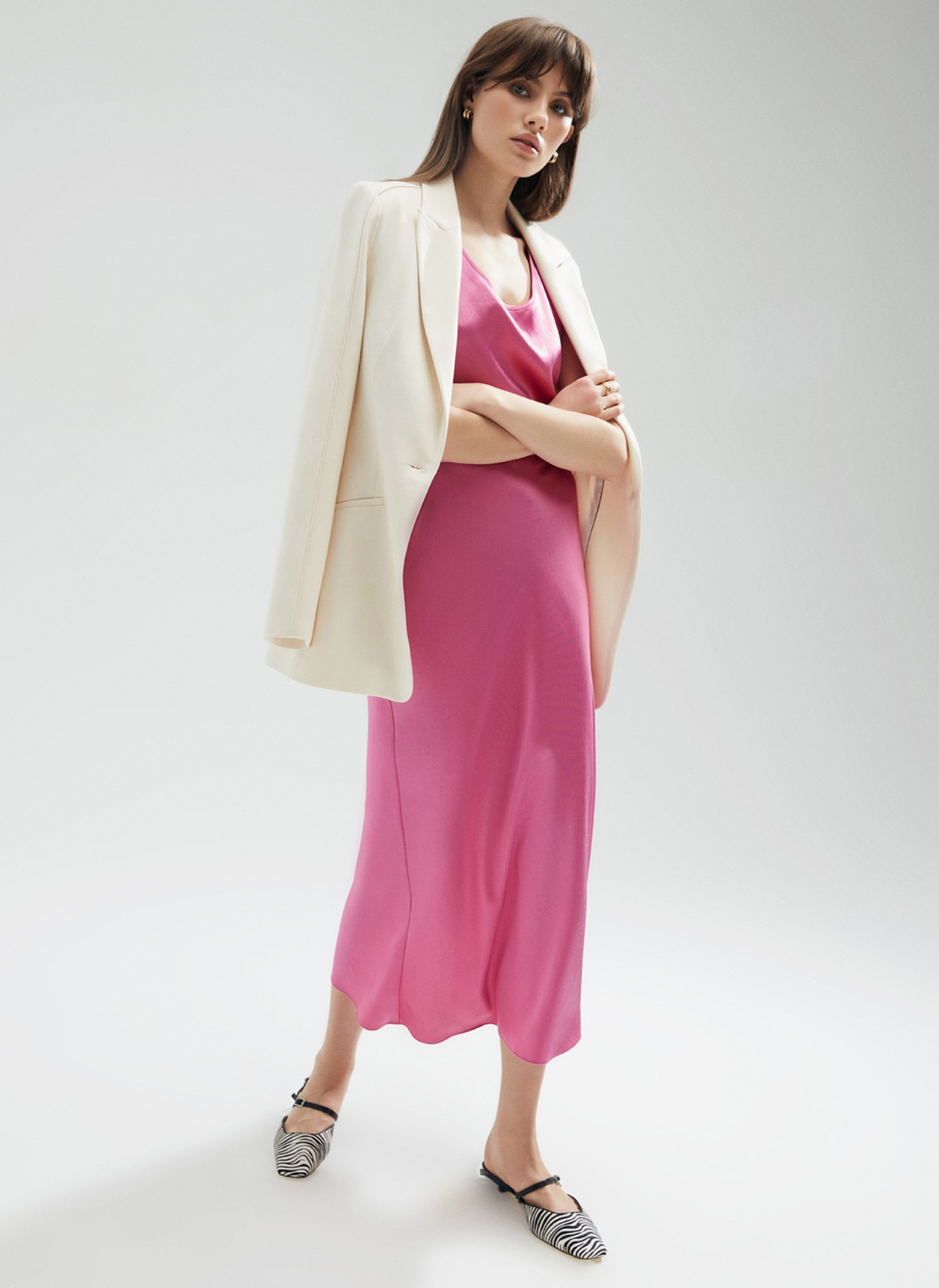 Юбка миди по косой, цвет: фуксия Allweneed
Юбка длины миди с актуальным кроем по косой. Такой крой обеспечивает идеальную посадку по фигуре. Модель из ткани атласного переплетения, что придает ей благородный блеск. Ткань струится и переливается при ходьбе. Тонкий пояс на талии и потайная молния в боковом шве. Мы поработали над посадкой и добавили вытачки. Благодаря актуальному крою модель подчеркивает достоинства любой фигуры. Мы носим ее вместе с атласным или шелковым топом, а также миксуем со свитером и курткой-косухой.
На модели размер XS