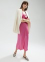 Юбка миди по косой, цвет: фуксия Allweneed
Юбка длины миди с актуальным кроем по косой. Такой крой обеспечивает идеальную посадку по фигуре. Модель из ткани атласного переплетения, что придает ей благородный блеск. Ткань струится и переливается при ходьбе. Тонкий пояс на талии и потайная молния в боковом шве. Мы поработали над посадкой и добавили вытачки. Благодаря актуальному крою модель подчеркивает достоинства любой фигуры. Мы носим ее вместе с атласным или шелковым топом, а также миксуем со свитером и курткой-косухой.
На модели размер XS