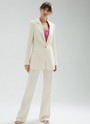 Однобортный приталенный жакет, цвет: молочный Allweneed
В этом сезоне мы решили разнообразить модели oversize и добавили в коллекцию однобортный приталеный жакет. Универсальная длина до середины бедра, застёжка на 2 пуговицы, 2 кармана с листочкой. Декоративный шов с кантиком на рукаве и плече. Эта модель отлично подчеркивает талию. Мы рекомендуем носить с актуальной в новом сезоне мини-юбкой и брюками-клёш полной длины. Три цвета на ваш выбор: молочный, черный и кофейный в полоску.
На модели размер XS