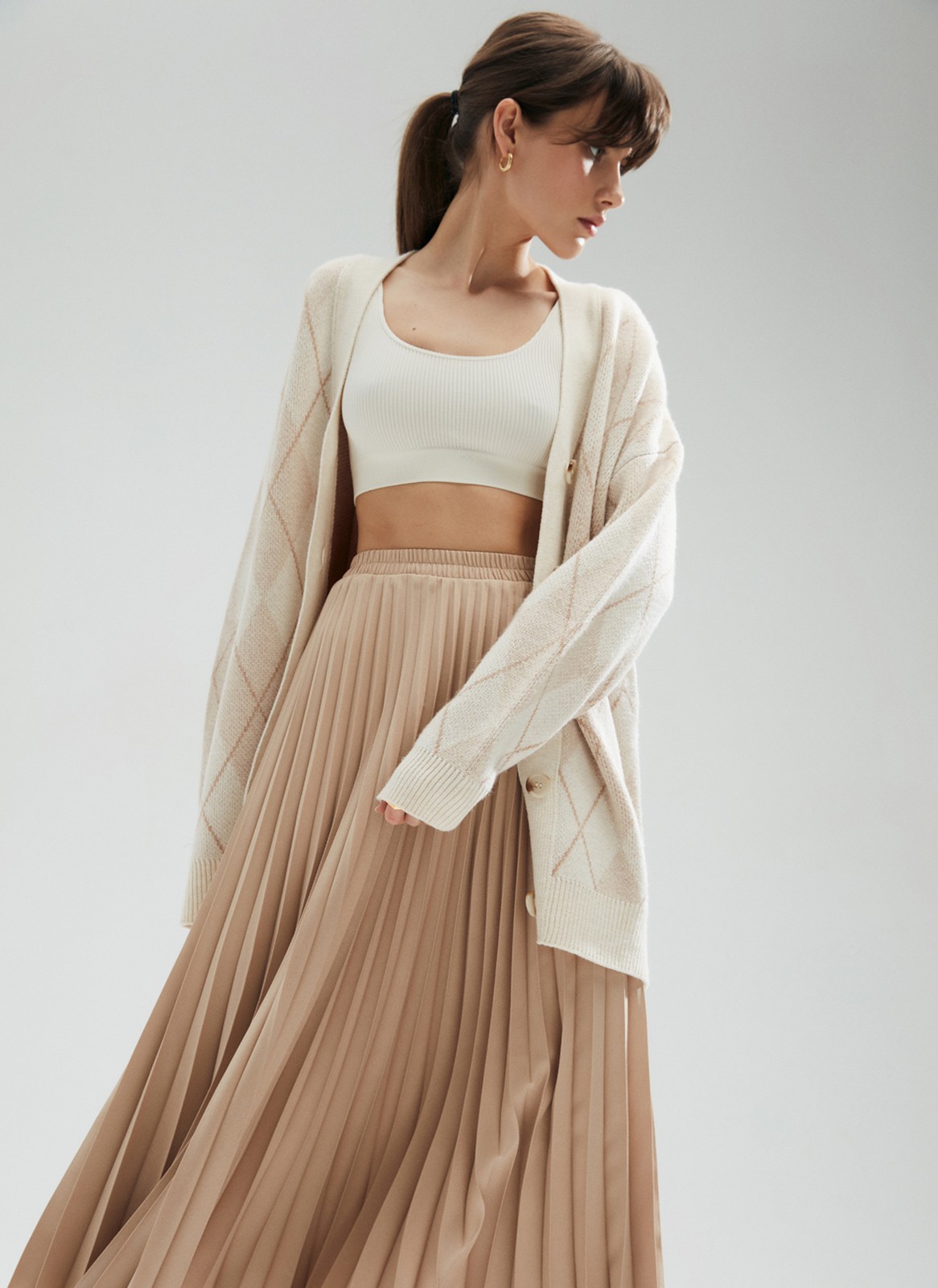 Юбка-миди гофре из лёгкой ткани, цвет: бежевый Allweneed
Юбка-гофре из легкой и эластичной ткани. Резинка для удобной посадки на любую фигуру. Модель с подкладочной тканью. Длина позволяет носить модель ранней весной под пальто. Мы любим сочетать ее с бандо и жакетом, чтобы добавить нотку смелости. Может стать более романтичной альтернативой классической костюмной юбке.
На модели размер XS