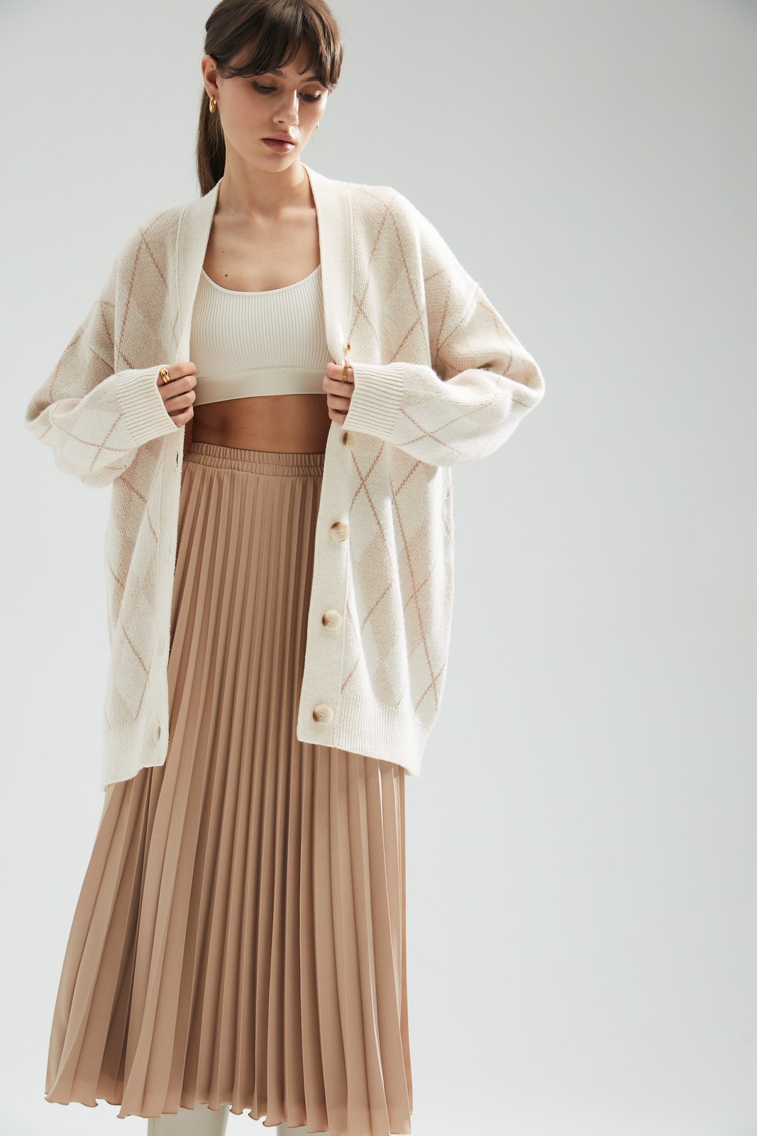 Кардиган удлинённый с принтом, цвет: БЕЖЕВЫЕ РОМБЫ Allweneed
Свободный кардиган на пуговицах. Кто сказал, что уютные трикотажные вещи мы любим носить только осенью и зимой? Это удлиненная модель из легкой пряжи, в которой комфортно в любую погоду. Мы уже представляем, как сидим на веранде прохладным вечером и кутаемся в кардиган. Миксуйте его с джинсами, легкими платьями и элементами костюма. Принт в ромбик представлен в двух разных исполнениях: в светло-бежевом и светло-сером.