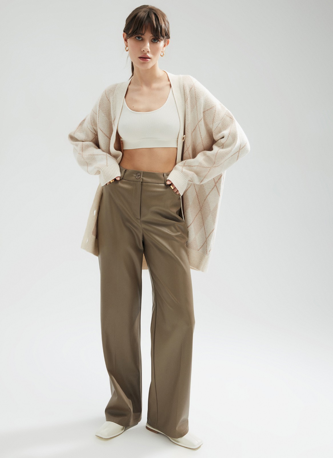 Широкие брюки из экокожи, цвет: кэмел Allweneed
Брюки полной длины из экокожи на легкой ворсовой основе. Посадка на линии талии. По фасону брюки напоминают джинсы: кокетка, накладные карманы, отстрочки и шлевки на поясе. Можно носить не только на работу с рубашкой и жакетом, но и на вечеринку с топом-бандо.
На модели размер XS