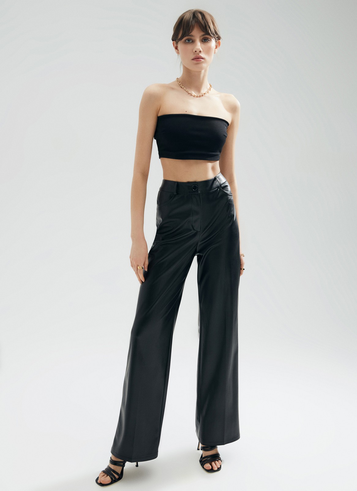 Широкие брюки из экокожи, цвет: Черный Allweneed
Брюки полной длины из экокожи на легкой ворсовой основе. Посадка на линии талии. По фасону брюки напоминают джинсы: кокетка, накладные карманы, отстрочки и шлевки на поясе. Можно носить не только на работу с рубашкой и жакетом, но и на вечеринку с топом-бандо.
На модели размер XS