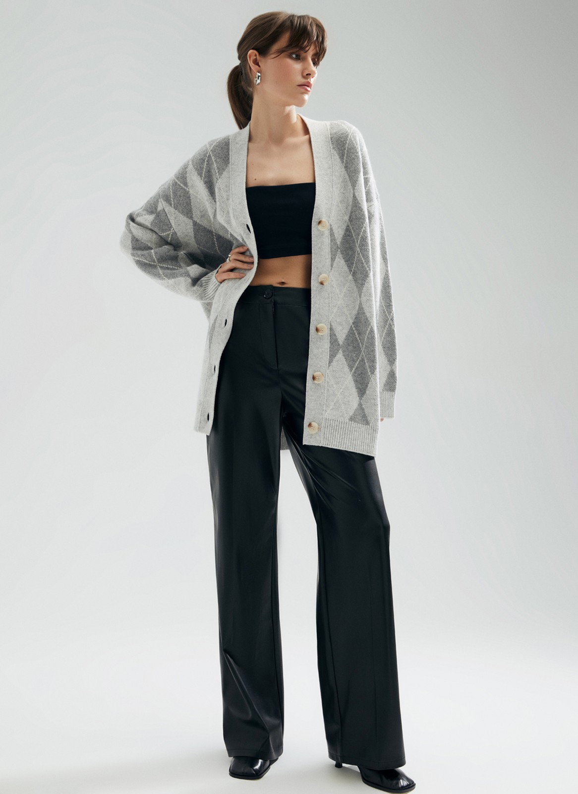 Кардиган удлинённый с принтом, цвет: СЕРЫЕ РОМБЫ Allweneed
Свободный кардиган на пуговицах. Кто сказал, что уютные трикотажные вещи мы любим носить только осенью и зимой? Это удлиненная модель из легкой пряжи, в которой комфортно в любую погоду. Мы уже представляем, как сидим на веранде прохладным вечером и кутаемся в кардиган. Миксуйте его с джинсами, легкими платьями и элементами костюма. Принт в ромбик представлен в двух разных исполнениях: в светло-бежевом и светло-сером.