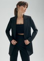 Однобортный приталенный жакет, цвет: Черный Allweneed
В этом сезоне мы решили разнообразить модели oversize и добавили в коллекцию однобортный приталеный жакет. Универсальная длина до середины бедра, застёжка на 2 пуговицы, 2 кармана с листочкой. Декоративный шов с кантиком на рукаве и плече. Эта модель отлично подчеркивает талию. Мы рекомендуем носить с актуальной в новом сезоне мини-юбкой и брюками-клёш полной длины. Три цвета на ваш выбор: молочный, черный и кофейный в полоску.
На модели размер XS