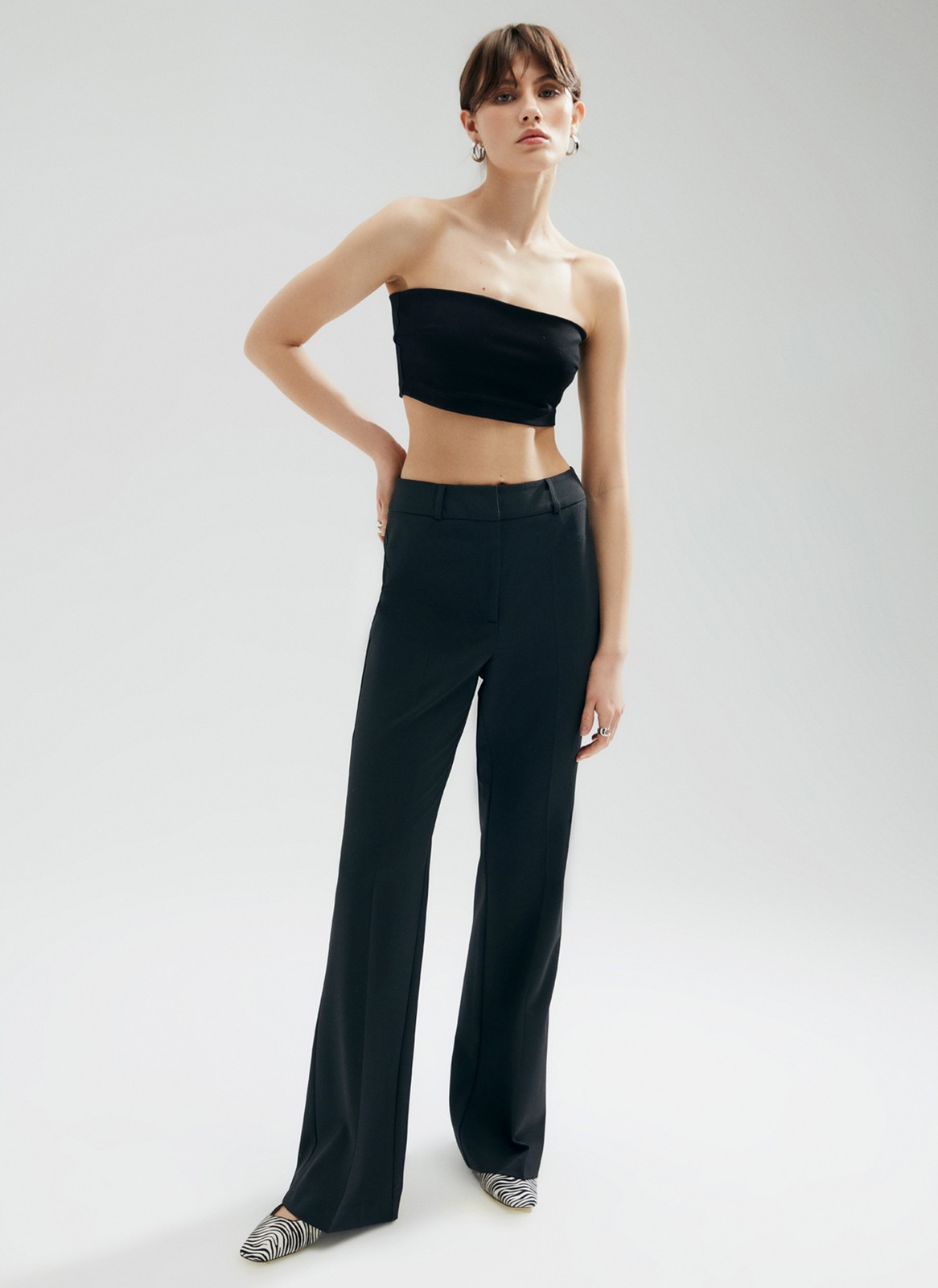 Брюки-клеш от колена, цвет: Черный Allweneed
Брюки полной длины из костюмной ткани со стрелкой. Актуальный легкий клеш от колена. Такая модель визуально вытягивает силуэт и удлиняет ноги, поэтому смотрится хорошо на любом росте. Посадка брюк на уровне естественной талии. Два декоративных кармана. Брюки можно носить с ремнем для фиксации. Для офиса наденьте лоферы, а на свидание туфли на каблуке.
На модели размер XS