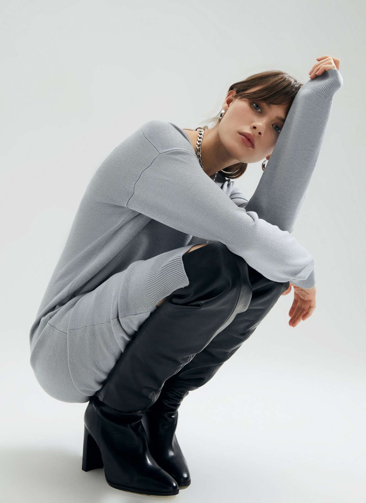 






Платье из вискозной пряжи длины миди. Спущенная линия плеч и длинный рукав. Платье изготовлено из тонкой, но прочной пряжи, которая позволяет носить платье в любую погоду. Свободный фасон с легким объемом. Универсальная длина для любого роста. Создаём расслабленный образ с кедами, лофферами и накидываем сверху пальто или куртку-косуху.

На модели размер XS\S