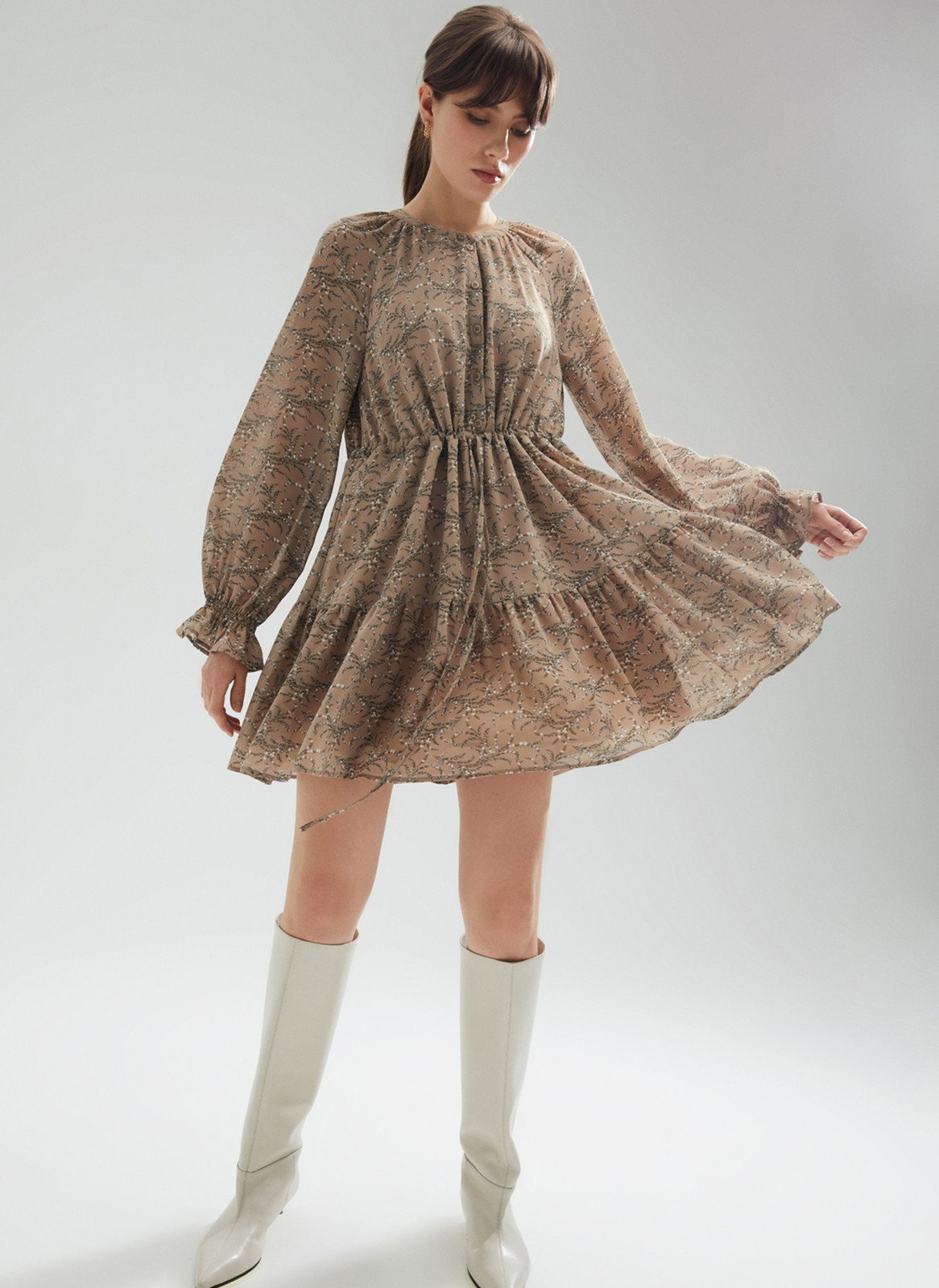 Платье-мини с ярусами, цвет: кофейный Allweneed
Платье-мини из легкого шифона с нежным цветочным принтом. Модель на хлопковой основе, поэтому в ней комфортно и весной, и летом. Свободное платье с ярусами можно затянуть шнурочком из собственной ткани. Воротник лежащая стойка и застежка с пуговицами до линии талии. Воздушные рукава и нижний ярус со сборками. На рукаве есть тонкая резиночка для фиксации. Нам уже не терпится закружиться в платье среди цветов и деревьев.
На модели размер XS\S