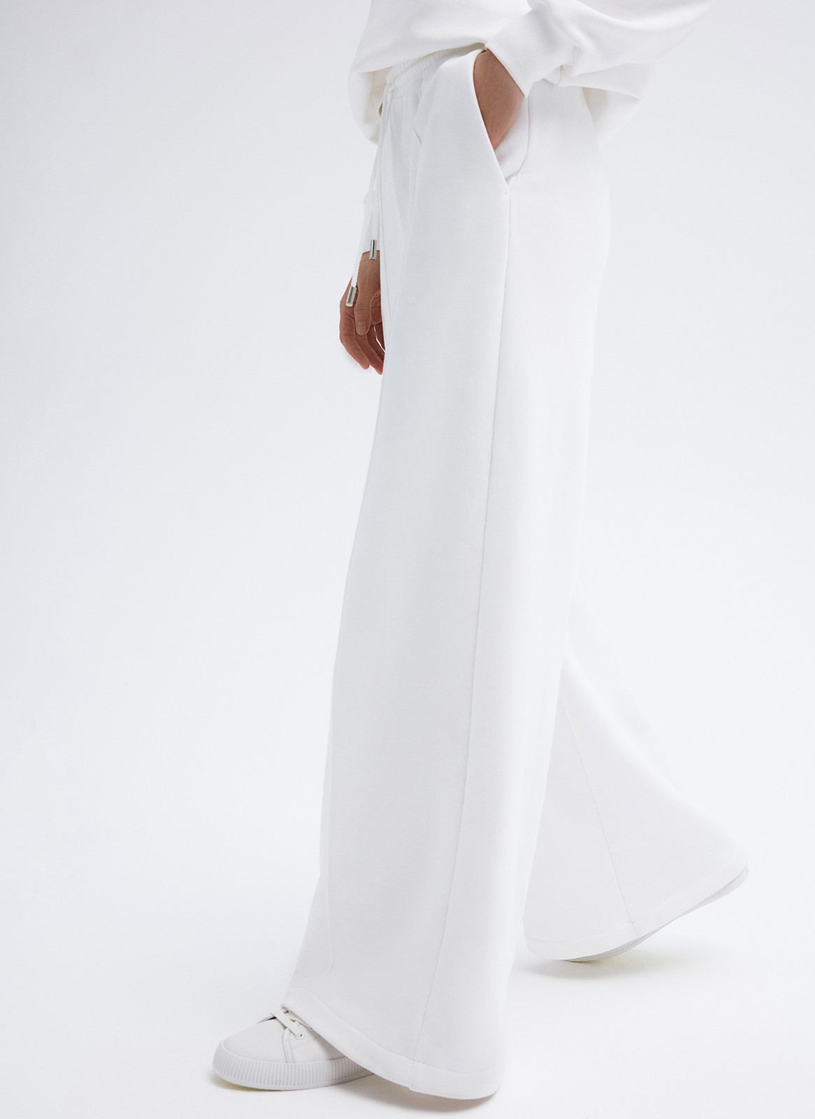 Брюки широкие со стрелками, цвет: молочный Allweneed
Брюки со стрелками из плотного хлопка без начеса. Свободный силуэт и посадка на талии. В поясе есть эластичная резинка и шнурок для регулирования места посадки брюк.Мягкий, приятный к телу футер с гладкой фактурой. Ткань сохраняет свой вид не один сезон. Можно сочетать со свитшотом. Мы надеваем комплект для домашних посиделок с подругами и прогулок.
На модели размер XS