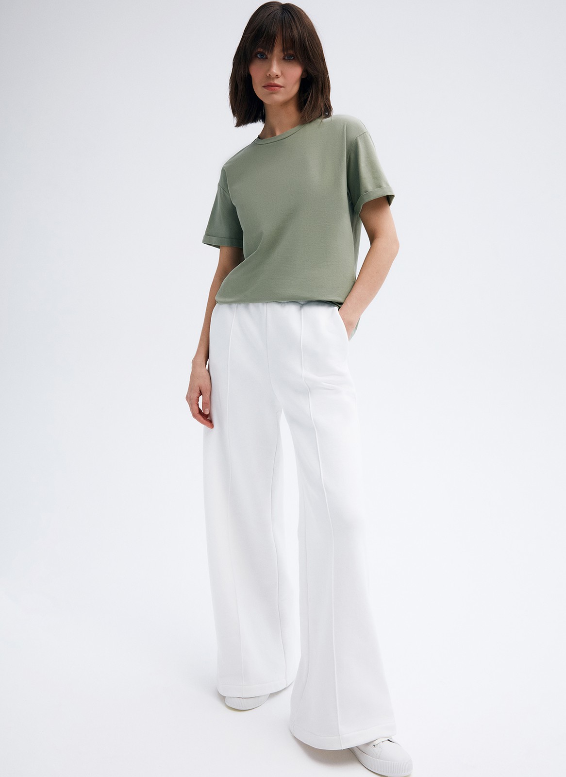 Футболка свободного кроя из слегка тянущегося хлопкового материала. В новой коллекции мы выпустили футболки в новыхбазовых, пастельных и приглушенных цветах.

На модели размер M