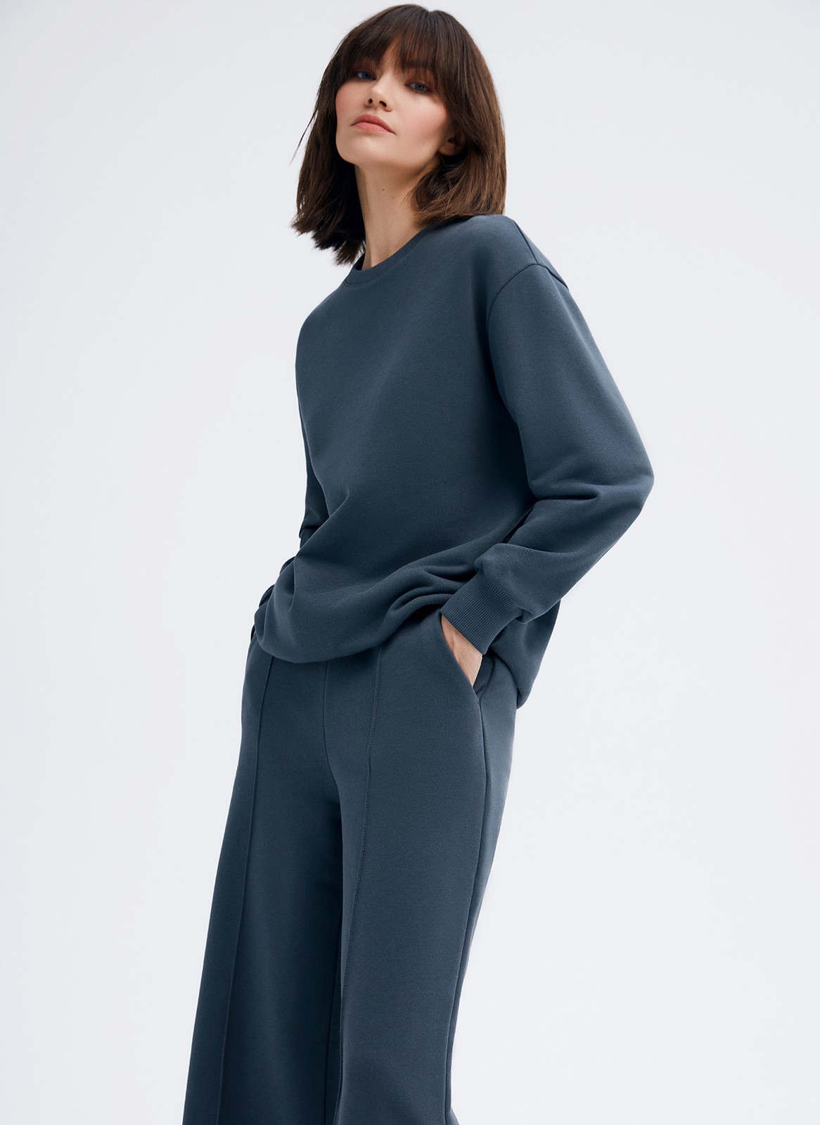 Cвитшот oversize, цвет: Графит Allweneed
Толстовка из плотного хлопкового футера без начеса. Мягкая, приятная на ощупь ткань позволяет вашей коже дышать. Ткань долго сохраняет первоначальный цвет. Спущенная линия плеч и манжеты для фиксации. Прекрасная модель, чтобы надеть рано утром и прогуляться в пекарню за кофе. Носите с брюками из хлопка или любимыми джинсами.
На модели размер XS\S