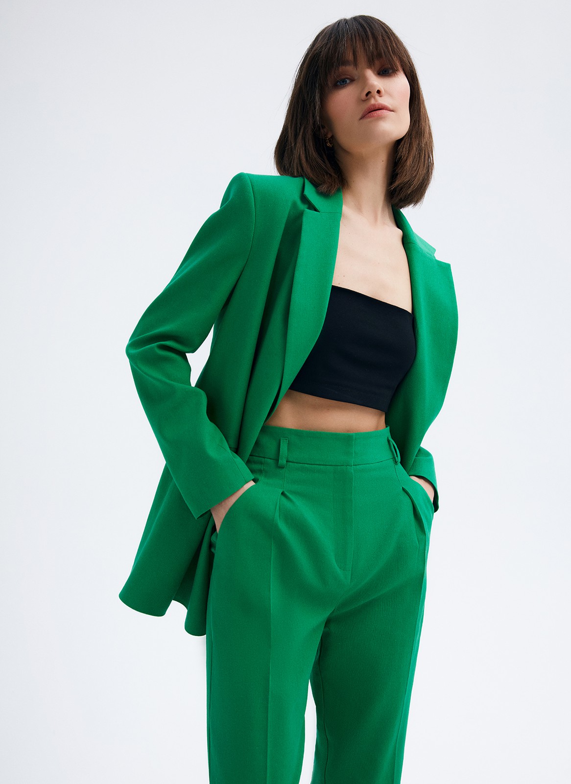 Жакет двубортный Oversize, цвет: зеленый Allweneed Двубортный жакет с пуговицами в тон. Классическая линия плеч. Два кармана с клапанами, чтобы спрятать телефон или ключи.Разрез сзади обеспечивает свободу движений при носке. Ткань очень приятна на ощупь.Носите с брюками или мини-юбкой из коллекции.
На модели размер XS/S