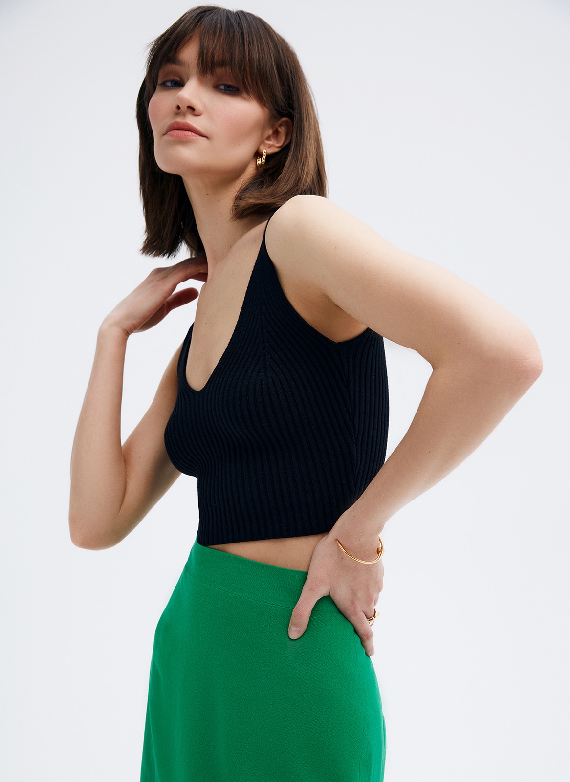 Вязаный топ на тонких бретелях, цвет: Черный Allweneed
Топ из плотного трикотажа в рубчик. Мы изготовили модель из гладких нитей вискозы, поэтому ткань очень приятна на ощупь. Красивая зона декольте. Носите с джинсами и юбками на высокой посадке в любое время года.
На модели размер XS