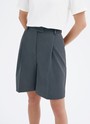 Шорты-бермуды, цвет: серый Allweneed
Шорты-бермуды удлиненные. Шорты брючного кроя со стрелками и складкой на полочке. Посадка на талии и шлевки на поясе для ремня. Мы изготовили шорты из тонкой костюмной ткани и изо льна, поэтому их можно носить каждый день и теплой весной, и жарким летом. Подберите к шортам жакет из коллекции в тон. Четыре оттенка на ваш выбор.
На модели размер S