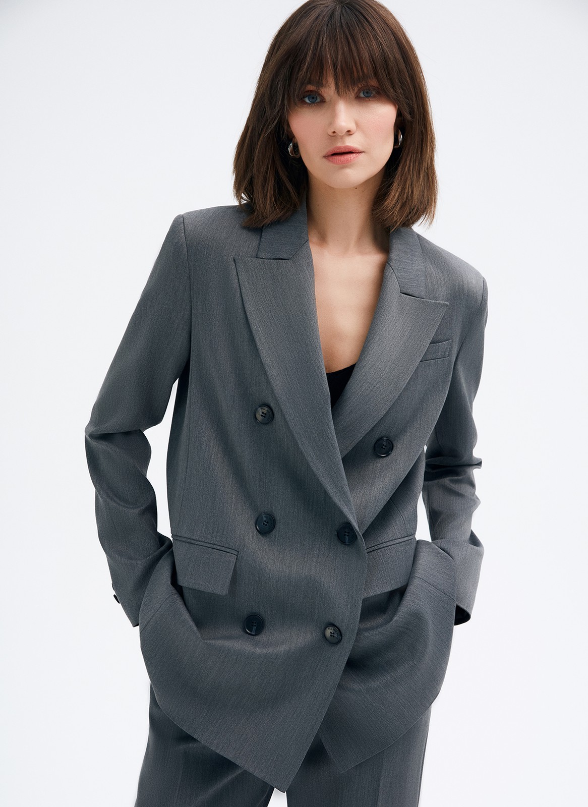 Двубортный прямой удлинённый жакет, цвет: серый Allweneed
Жакет двубортный oversize. Четыре рабочих пуговицы и две декоративных. Лацканы, воротник и классическая линия плеч. Два рабочих кармана с клапанами, один декоративный с листочкой. Посадка свободная, поэтому модель будет смотреться хорошо на любой фигуре. Мы рекомендуем обратить внимание на шорты-бермуды из новой коллекции и носить комплектом с жакетом.
На модели размер XS/S