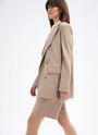 Двубортный прямой удлинённый жакет, цвет: кофейный Allweneed
Жакет двубортный oversize. Четыре рабочих пуговицы и две декоративных. Лацканы, воротник и классическая линия плеч. Два рабочих кармана с клапанами, один декоративный с листочкой. Посадка свободная, поэтому модель будет смотреться хорошо на любой фигуре. Мы рекомендуем обратить внимание на шорты-бермуды из новой коллекции и носить комплектом с жакетом.
На модели размер XS/S