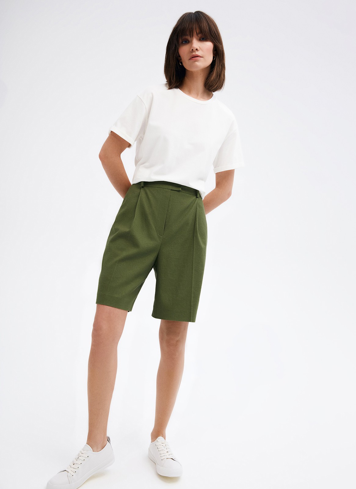 Шорты-бермуды, цвет: оливковый Allweneed
Шорты-бермуды удлиненные. Шорты брючного кроя со стрелками и складкой на полочке. Посадка на талии и шлевки на поясе для ремня. Мы изготовили шорты из тонкой костюмной ткани и изо льна, поэтому их можно носить каждый день и теплой весной, и жарким летом. Подберите к шортам жакет из коллекции в тон. Четыре оттенка на ваш выбор.
На модели размер S