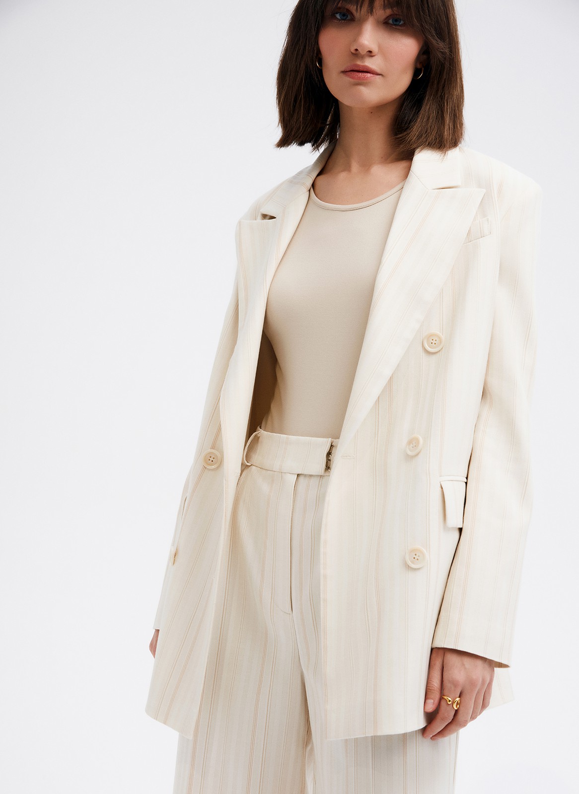 Двубортный прямой удлинённый жакет, цвет: Молочный в полоску Allweneed
Жакет двубортный oversize. Четыре рабочих пуговицы и две декоративных. Лацканы, воротник и классическая линия плеч. Два рабочих кармана с клапанами, один декоративный с листочкой. Посадка свободная, поэтому модель будет смотреться хорошо на любой фигуре. Мы рекомендуем обратить внимание на шорты-бермуды из новой коллекции и носить комплектом с жакетом.
На модели размер XS/S