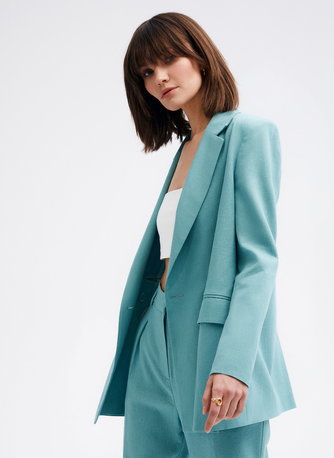 Жакет двубортный Oversize, цвет: мятный Allweneed Двубортный жакет с пуговицами в тон. Классическая линия плеч. Два кармана с клапанами, чтобы спрятать телефон или ключи.Разрез сзади обеспечивает свободу движений при носке. Ткань очень приятна на ощупь.Носите с брюками или мини-юбкой из коллекции.
На модели размер XS/S