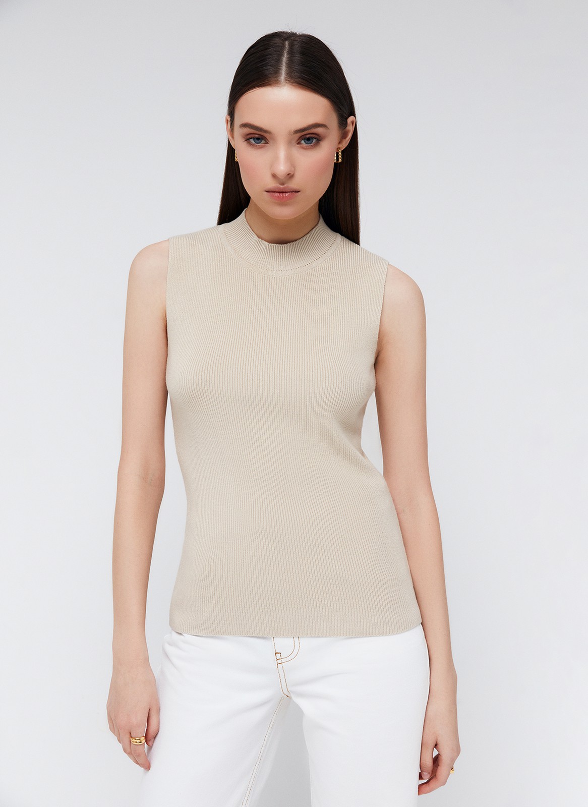 


Удлиненный топ прямого кроя альтернатива футболкам на каждый день. Модель из мягкой вискозы, поэтому в ней комфортно и весной, и летом. Плотное переплетение шелковистых нитей придает топу прочность. Эту модель можно носить как с джинсами, так и юбками из новой коллекции. Выбирайте среди трех актуальных оттенков.

На модели размер XS/S