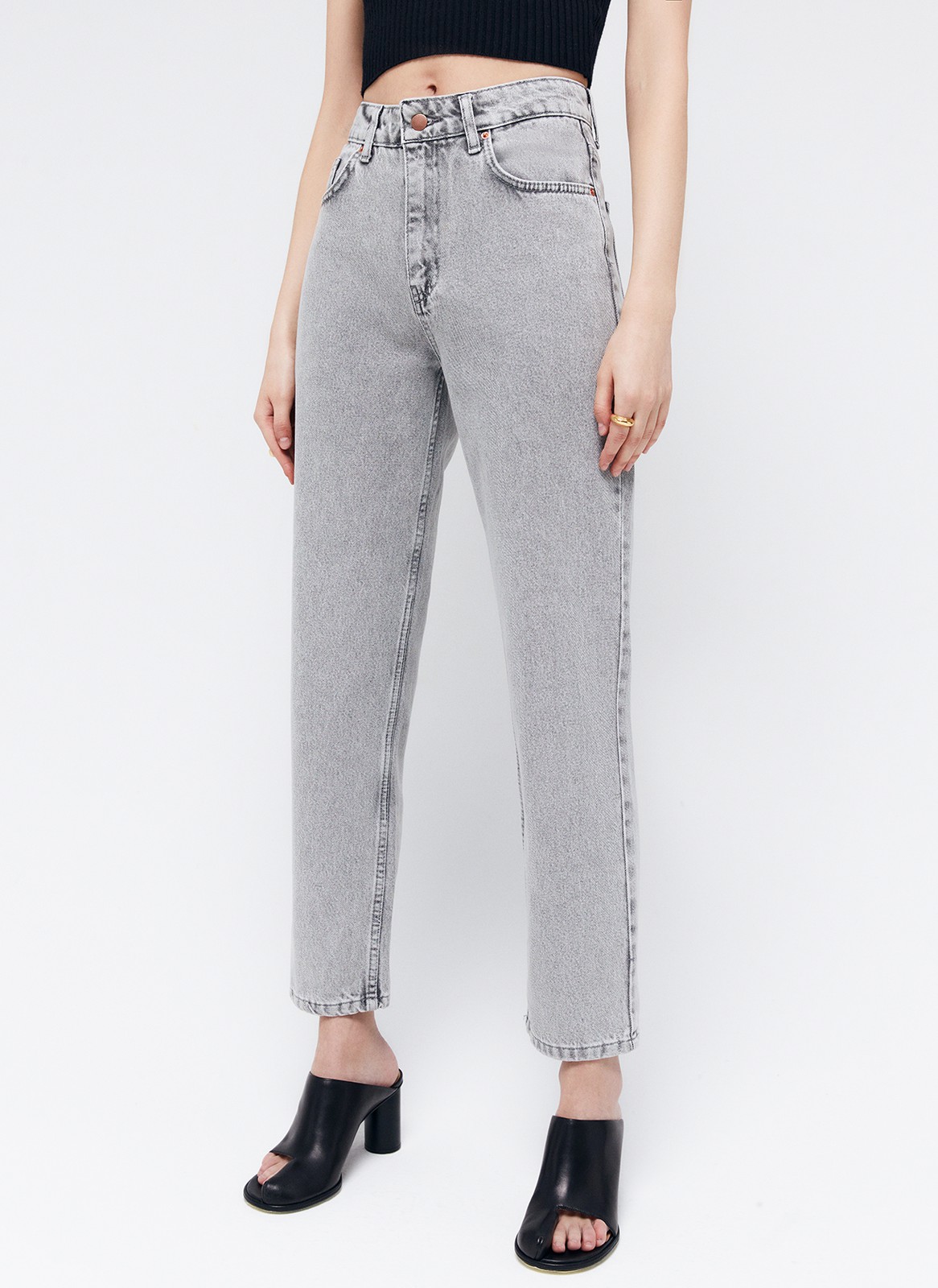 Джинсы прямые, цвет: серый Allweneed
Джинсы актуального кроя до щиколотки. Посадка на уровне талии. Модель из 100% плотного хлопка. Модель джинс прямая, но слегка зауженная книзу для создания красивого силуэта. Пять классических карманов. Можно носить с любыми базовыми вещами из вашего гардероба.
На модели размер XS