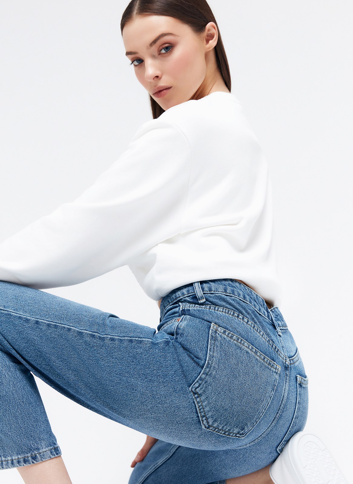 Джинсы прямые, цвет: синий Allweneed
Джинсы актуального кроя до щиколотки. Посадка на уровне талии. Модель из 100% плотного хлопка. Модель джинс прямая, но слегка зауженная книзу для создания красивого силуэта. Пять классических карманов. Можно носить с любыми базовыми вещами из вашего гардероба.
На модели размер XS