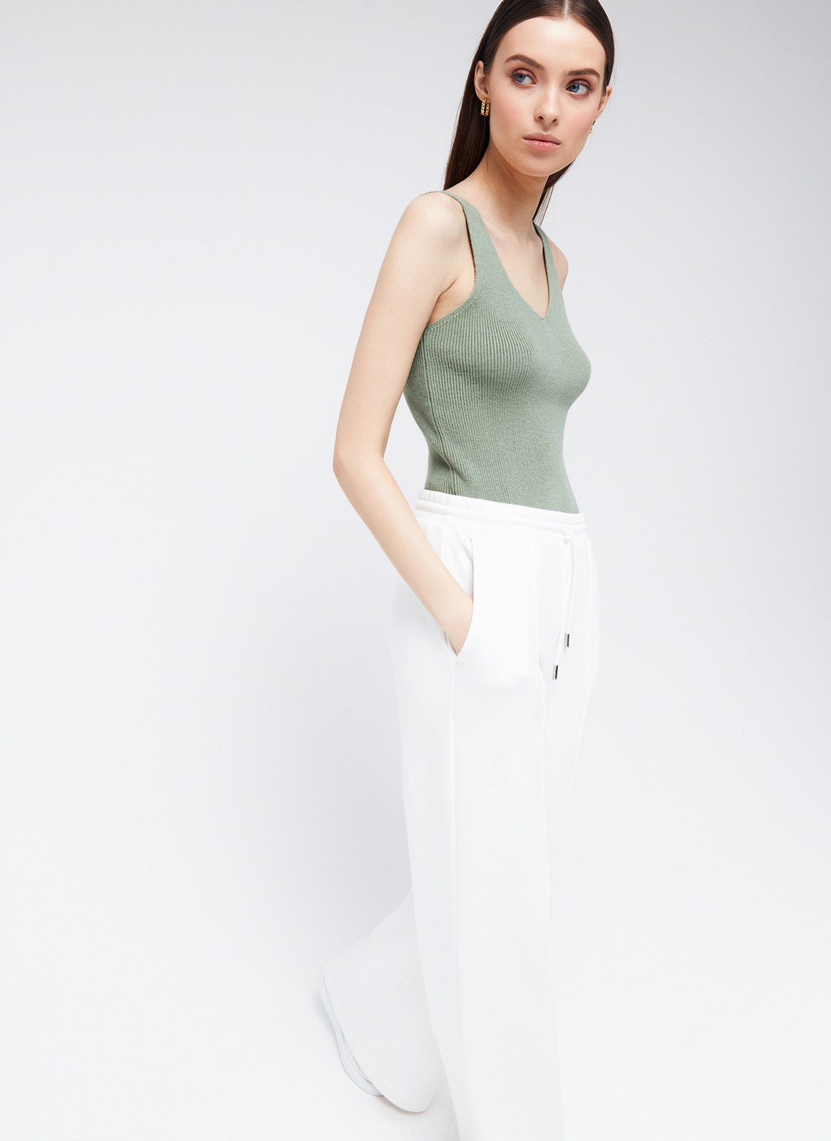 ТОП ИЗ ВЯЗАНОГО ТРИКОТАЖА, цвет: светло-зеленый Allweneed
Топ из вязаного полотна. Комфортной ширины бретели и красивая зона декольте. Это изделие слегка облегает и подчеркивает красоту фигуры. Носите с обычными джинсами или с юбками для женственных образов.
На модели размер XS