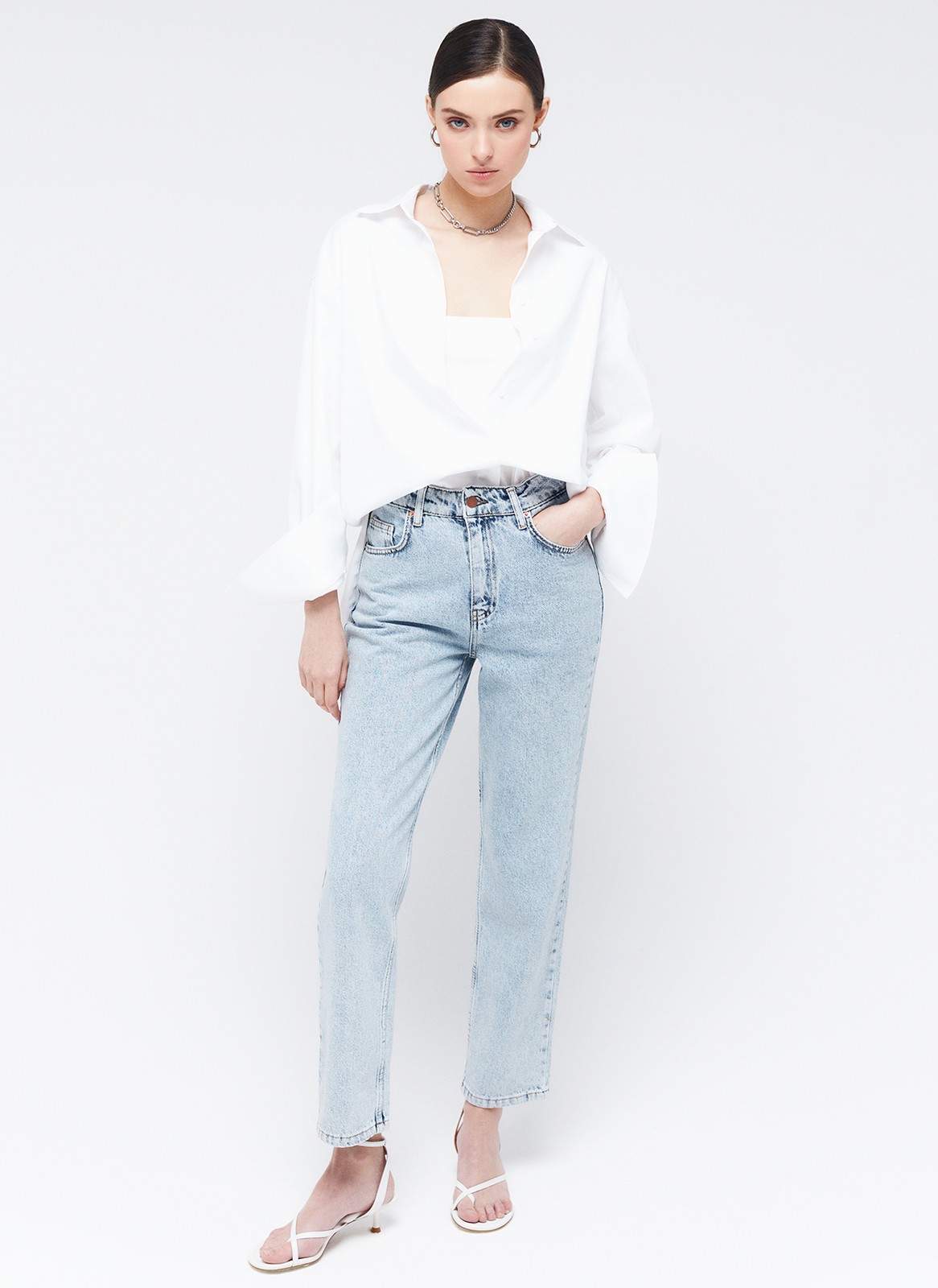 Джинсы, цвет: голубой Allweneed
Джинсы актуального кроя до щиколотки. Посадка на уровне талии. Модель из 100% плотного хлопка. Модель джинс прямая, но слегка зауженная книзу для создания красивого силуэта. Пять классических карманов. Можно носить с любыми базовыми вещами из вашего гардероба.
На модели размер XS