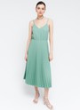 Платье-миди на тонких бретелях с юбкой-гофре, цвет: оливковый Allweneed
Платье на тонких бретелях длины миди. Модель отрезная по линии талии. Летящая юбка-гофре, чтобы закружиться среди цветов и деревьев. Есть потайная резиночка на талии для лучшей посадки. Красивая зона декольте делает образ более женственным и хрупким. Универсальная длина подойдет девушкам с разным ростом. Носим как с балетками, так и с туфлями на каблуке.
На модели размер XS