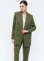 Двубортный прямой удлинённый жакет, цвет: оливковый Allweneed
Жакет двубортный oversize. Четыре рабочих пуговицы и две декоративных. Лацканы, воротник и классическая линия плеч. Два рабочих кармана с клапанами, один декоративный с листочкой. Посадка свободная, поэтому модель будет смотреться хорошо на любой фигуре. Мы рекомендуем обратить внимание на шорты-бермуды из новой коллекции и носить комплектом с жакетом.
На модели размер XS/S