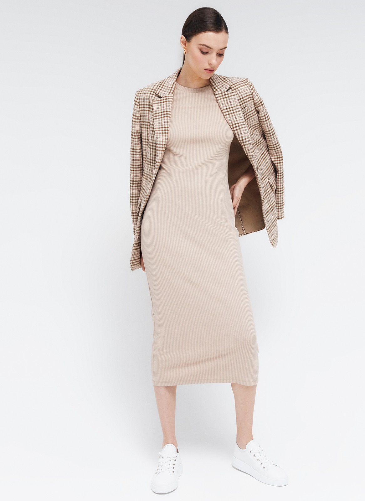 


Платье из трикотажа длины миди. Модель прямого силуэта. Короткий рукав и круглая горловина. Ткань хорошо держит форму, поэтому подчеркивает достоинства фигуры. Мы носим модель каждый день на работу и на прогулки с подругами. Сочетайте с плащом, легким пальто и жакетами. Четыре базовых оттенка на ваш выбор.

На модели размер XS