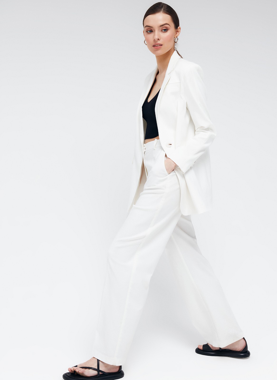 Прямые брюки с кантиком, цвет: Молочный 1 Allweneed
Широкие брюки из костюмной ткани, полной длины, с кантиком в боковом шве. Посадка на уровне талии для гармоничных пропорций. Два кармана по бокам. Мы сочетаем модель с однобортным жакетом из коллекции или носим с любым верхом: топом, топом-бандо или рубашкой. Наш любимый весенний оттенок лавандовый.
На модели размер XS