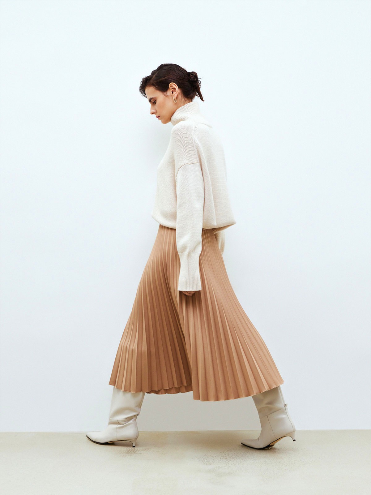 


Юбка-гофре длины миди. Такая модель создает более романтичное настроение, чем классическая костюмная юбка. В комплекте пояс с пряжкой из собственной ткани. Есть потайная молния сбоку. Благодаря плотной ткани, модель хорошо садится по фигуре. Нам нравится носить юбку вместе с жакетом одного оттенка, чтобы создать монохромный образ и вытянуть силуэт.

На модели размер XS