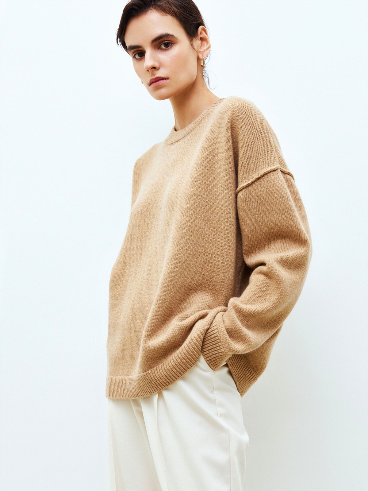 Кашемировый джемпер, цвет: бежевый Allweneed Джемпер свободного кроя выполнен из 30% мягкого и теплого кашемира и 70% шерсти. Работа над кашемировыми изделиями очень кропотливая. Ткань создается из пуха горных коз, который бережно вычесывают специальным щипком, но только после морозов, когда животным не нужно дополнительное тепло. Наши кашемировые джемперы - теплые, мягкие и шелковистые на ощупь. Гамма нейтральных оттенков позволяет комбинировать их практически с любыми вещами гардероба.
На модели размер S