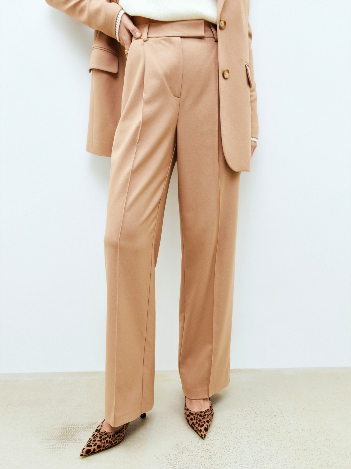 


Брюки прямого кроя на небольшой складке. Два кармана по бокам и один маленький сзади. Посадка чуть ниже линии талии. Костюмная ткань прекрасно держит форму. Создавайте образ для работы или сочетайте брюки с вечерними топами и блузами.

На модели размер XS