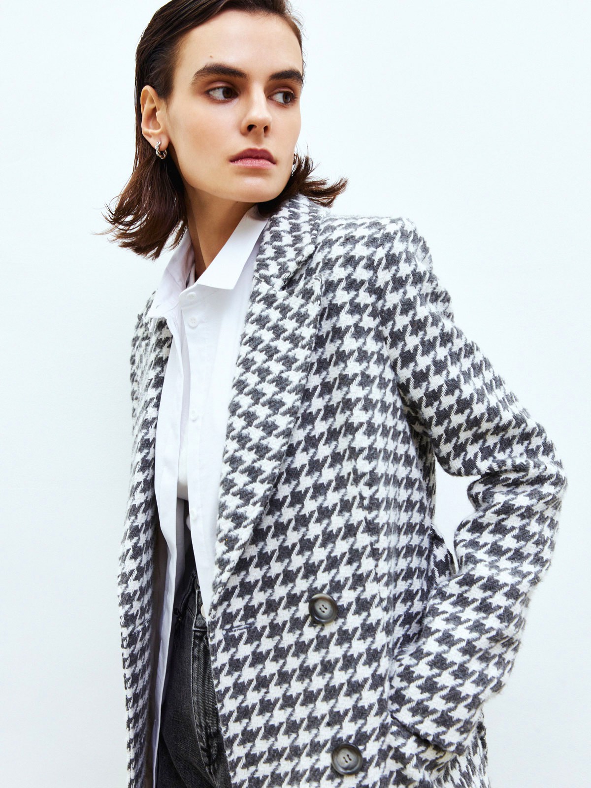 Двубортное пальто с ремнем, цвет: Гусиная лапка серо-белая Allweneed Двубортное пальто в стиле мужского пиджака с глянцевым отливом премиальной шерсти влюбляет в себя с первого взгляда! Лаконичное, но эффектное, оно добавит лоск любому образу. Акцентные плечи и лацканы создадут уверенный силуэт, а пояс вокруг талии подчеркнет женственность. Несмотря на большое количество строгих элементов и классический покрой, пальто будет особенно интересно смотреться в образах с платьями, широкими брюками.
Температурный режим до +5 C.
На модели размер XS