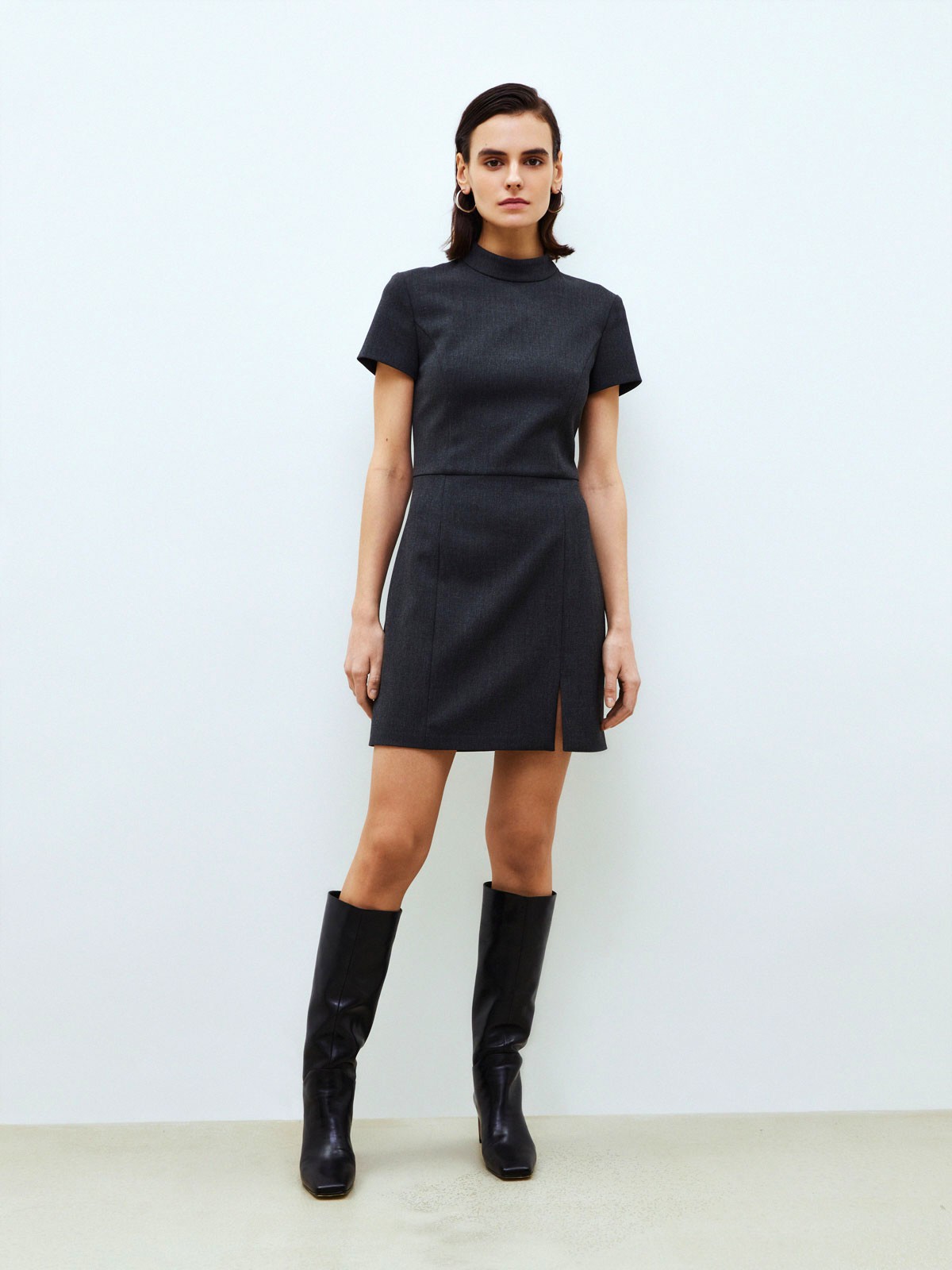 Платье-мини с коротким рукавом из костюмной ткани, цвет: темно-серый Allweneed
Базовое платье-футляр длины мини. Модель из плотной костюмной ткани, поэтому вы можете составлять образы для офиса. Крой с акцентом на талии, воротник-стойка и потайная молния на спине. Три цвета на ваш выбор. Модель тёмно серого оттенка с эффектом меланж. Дополните образ лаконичной сумкой, ремнём и плотными колготками.
На модели размер XS