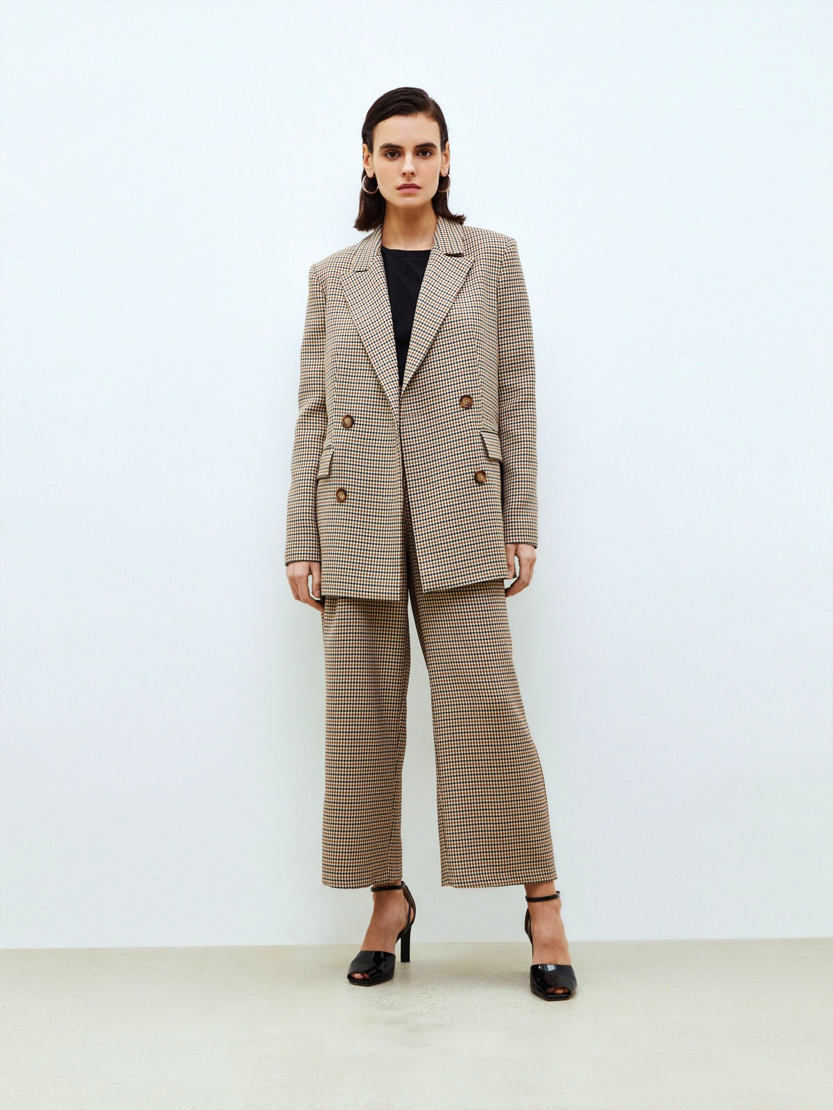 


Двубортный жакет кроя oversize. Это один из самых любимых фасонов у наших клиентов. Два кармана с клапанами и разрез на спине для комфорта.В модели синего цвета ткань немного плотнее, чем в сером. Сочетайте с брюками из новой коллекции и носите комплектом. Если вам больше нравятся принты, мы советуем присмотреться к расцветкам гусиная лапка.

На модели размер XS/S