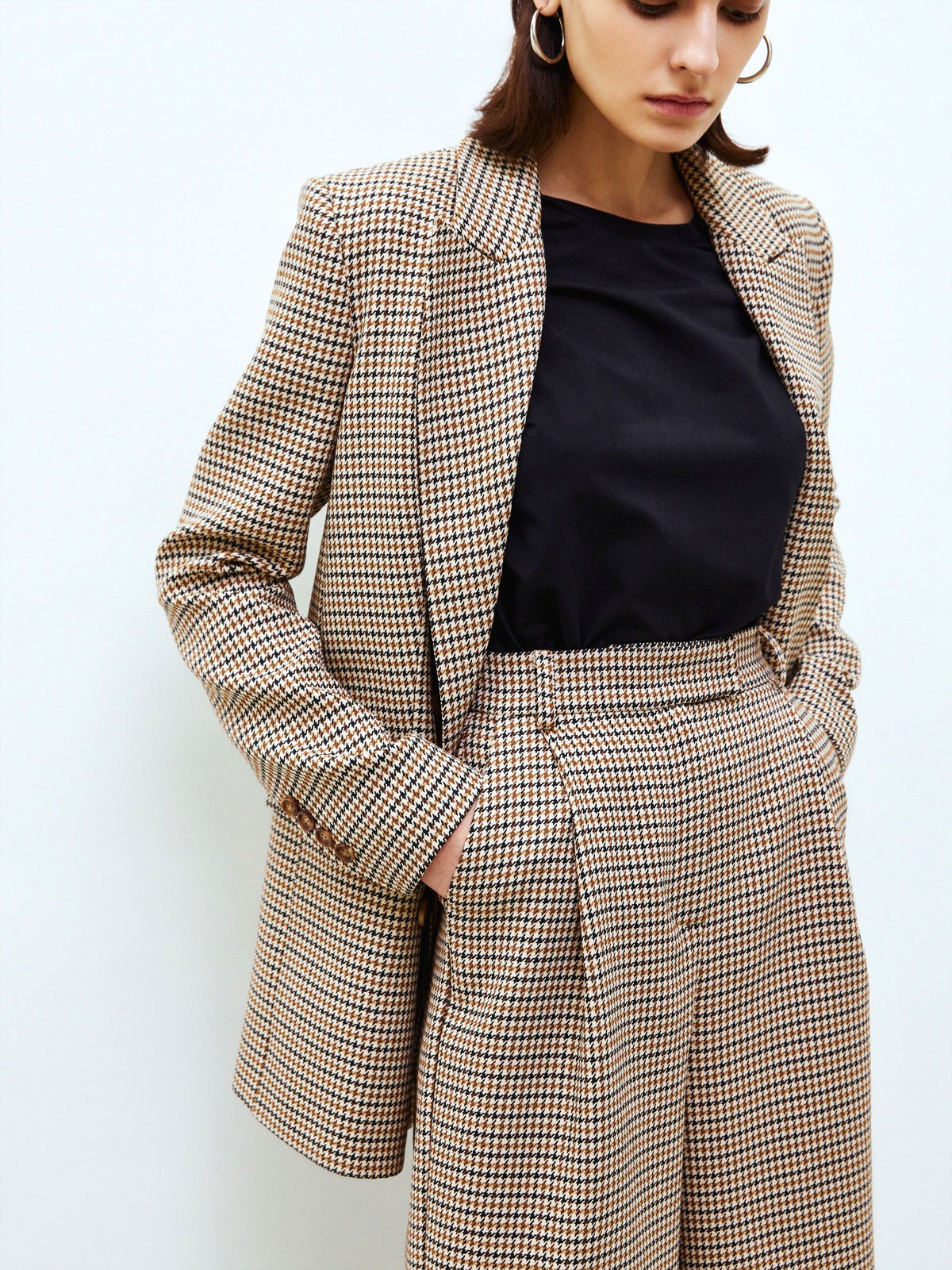 


Удлиненные кюлоты на складке. Два кармана по бокам. Посадка на талии, благодаря которой формируется женственный силуэт. Носите вместе с жакетом из новой коллекции в тон. Советуем сочетать с лодочками или подбирать обувь в цветовой гамме брюк.

На модели размер XS