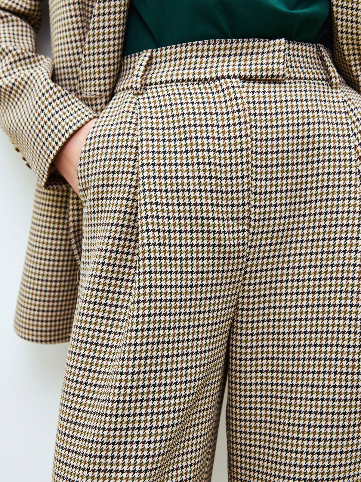 


Удлиненные кюлоты на складке. Два кармана по бокам. Посадка на талии, благодаря которой формируется женственный силуэт. Носите вместе с жакетом из новой коллекции в тон. Советуем сочетать с лодочками или подбирать обувь в цветовой гамме брюк.

На модели размер XS