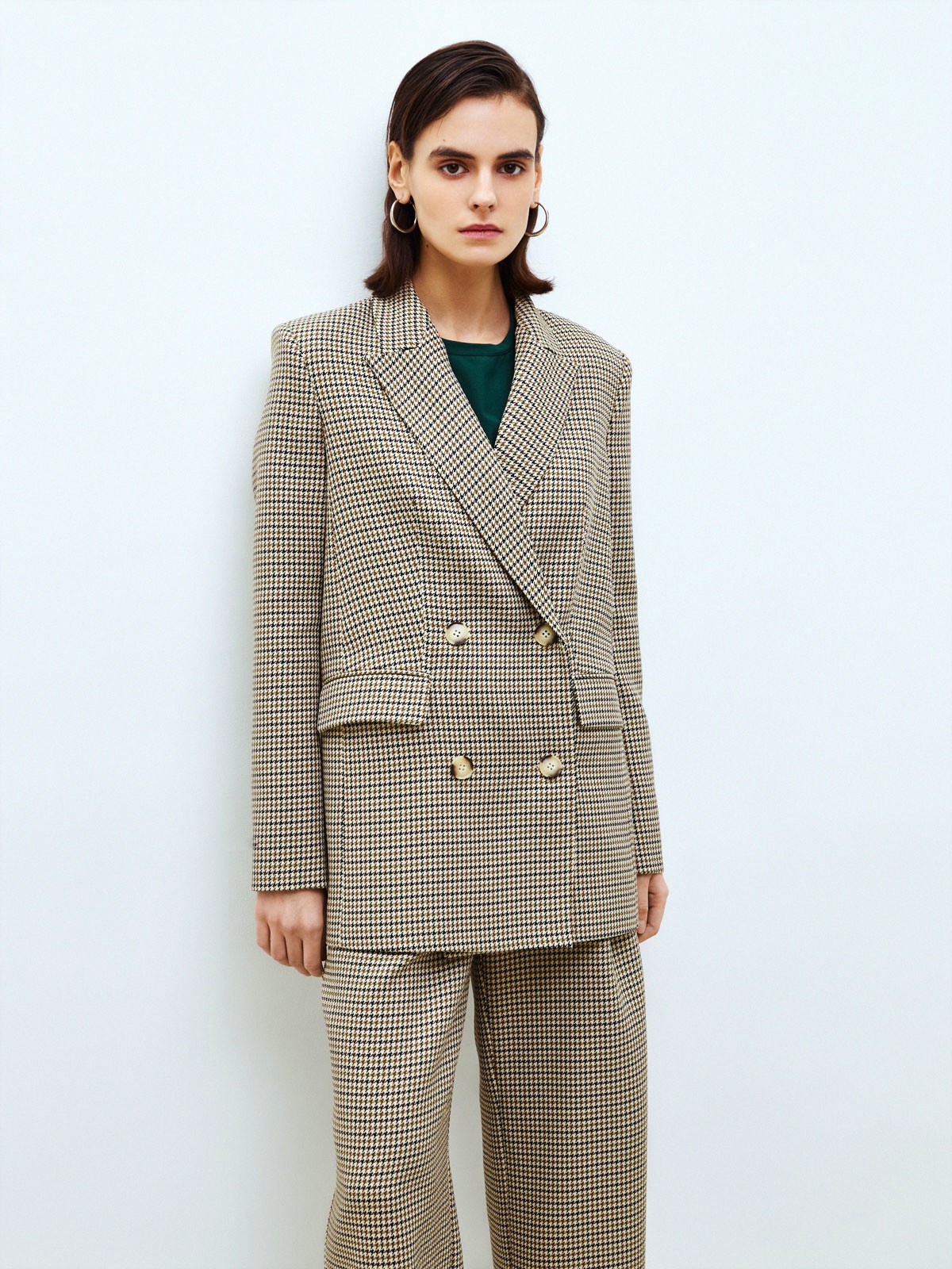 Жакет двубортный oversize, цвет: Бежево-зеленая гусиная лапка Allweneed
Двубортный жакет кроя oversize. Это один из самых любимых фасонов у наших клиентов. Два кармана с клапанами и разрез на спине для комфорта.В модели синего цвета ткань немного плотнее, чем в сером. Сочетайте с брюками из новой коллекции и носите комплектом. Если вам больше нравятся принты, мы советуем присмотреться к расцветкам гусиная лапка.
На модели размер XS/S