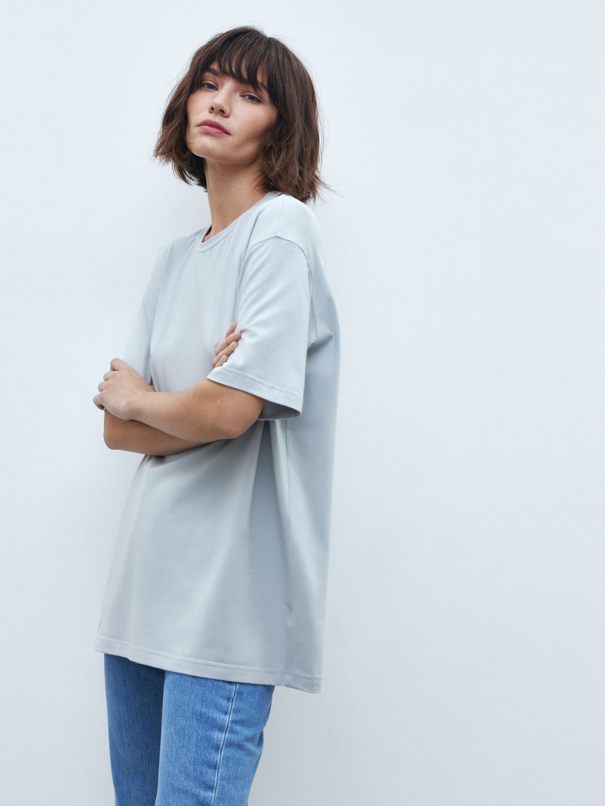 Футболка удлиненного оверсайз кроя. Модель из плотного хлопка.

На модели размер XS/S