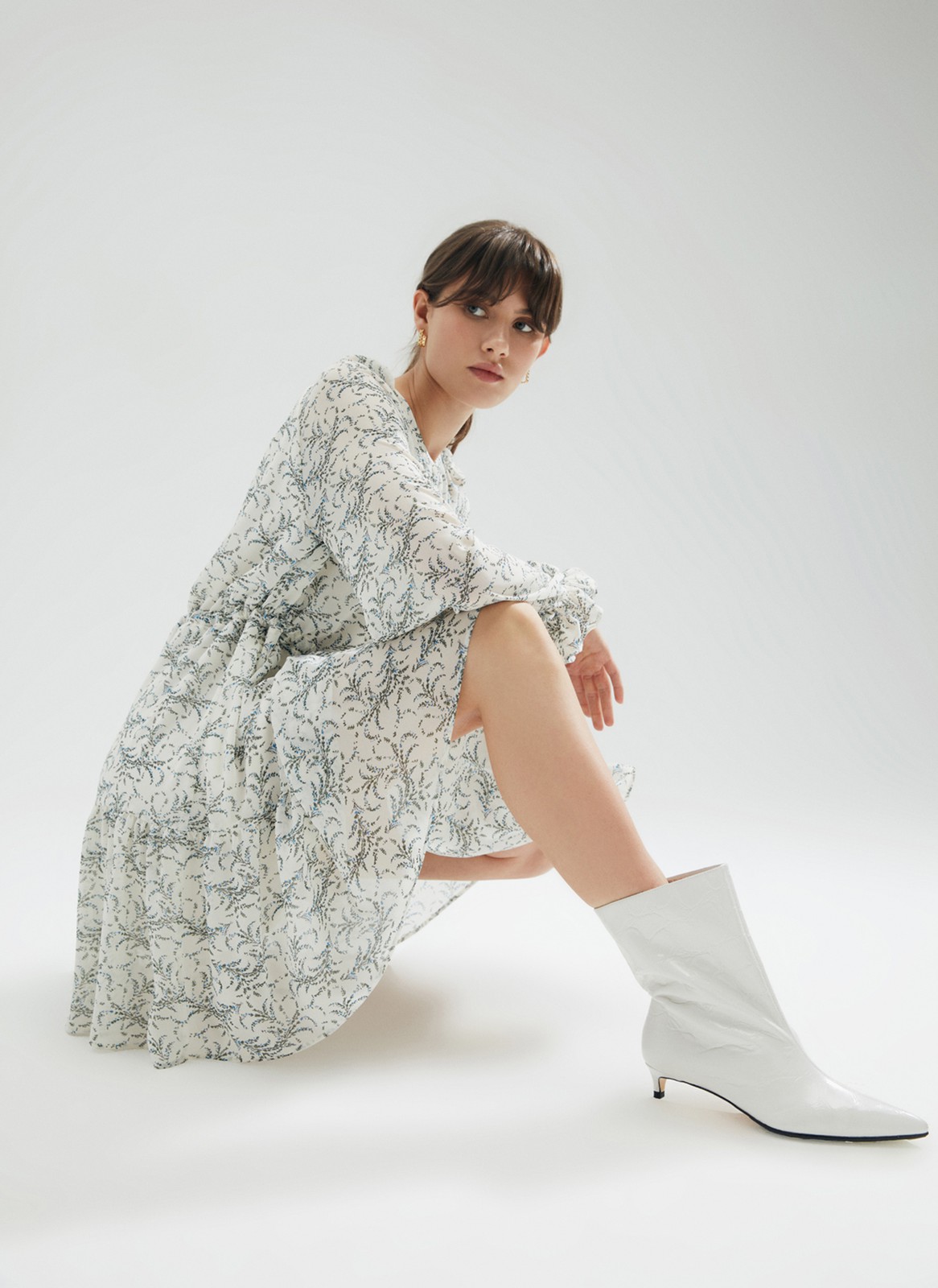 Платье-мини с ярусами, цвет: молочный Allweneed
Платье-мини из легкого шифона с нежным цветочным принтом. Модель на хлопковой основе, поэтому в ней комфортно и весной, и летом. Свободное платье с ярусами можно затянуть шнурочком из собственной ткани. Воротник лежащая стойка и застежка с пуговицами до линии талии. Воздушные рукава и нижний ярус со сборками. На рукаве есть тонкая резиночка для фиксации. Нам уже не терпится закружиться в платье среди цветов и деревьев.
На модели размер XS\S