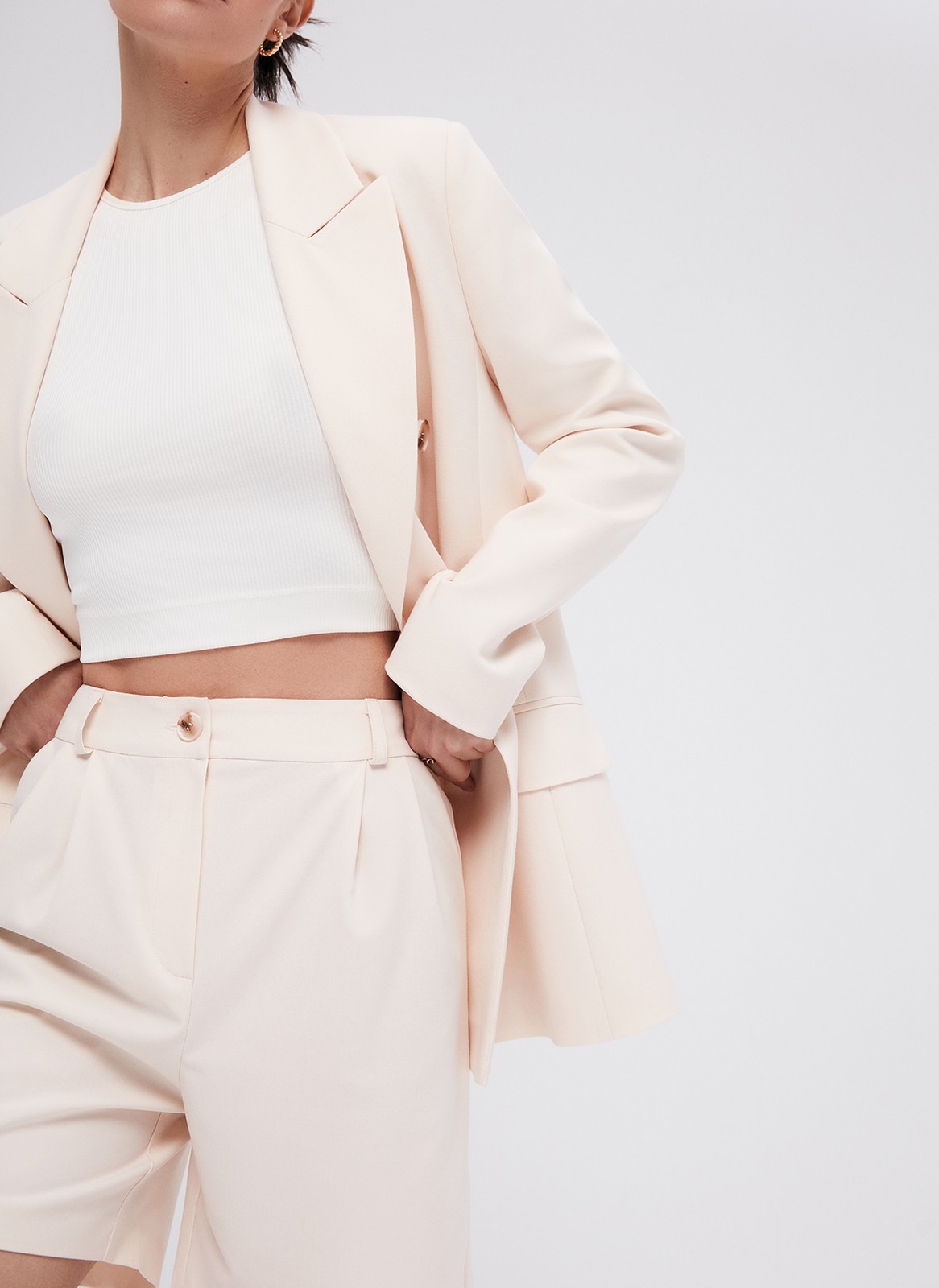 Шорты - Бермуды, цвет: персиковый Allweneed
Шорты-бермуды, которые по стилю напоминают классические брюки. Для модели выбрали матовую и гладкую костюмную ткань Застежка на молнию и пуговицу. Когда устанете от брюк в офисе, замените их на шорты. Шорты легко стилизовать: просто добавьте легкий жакет или составьте образ с футболкой и спортивной обувью.
На модели размер XS