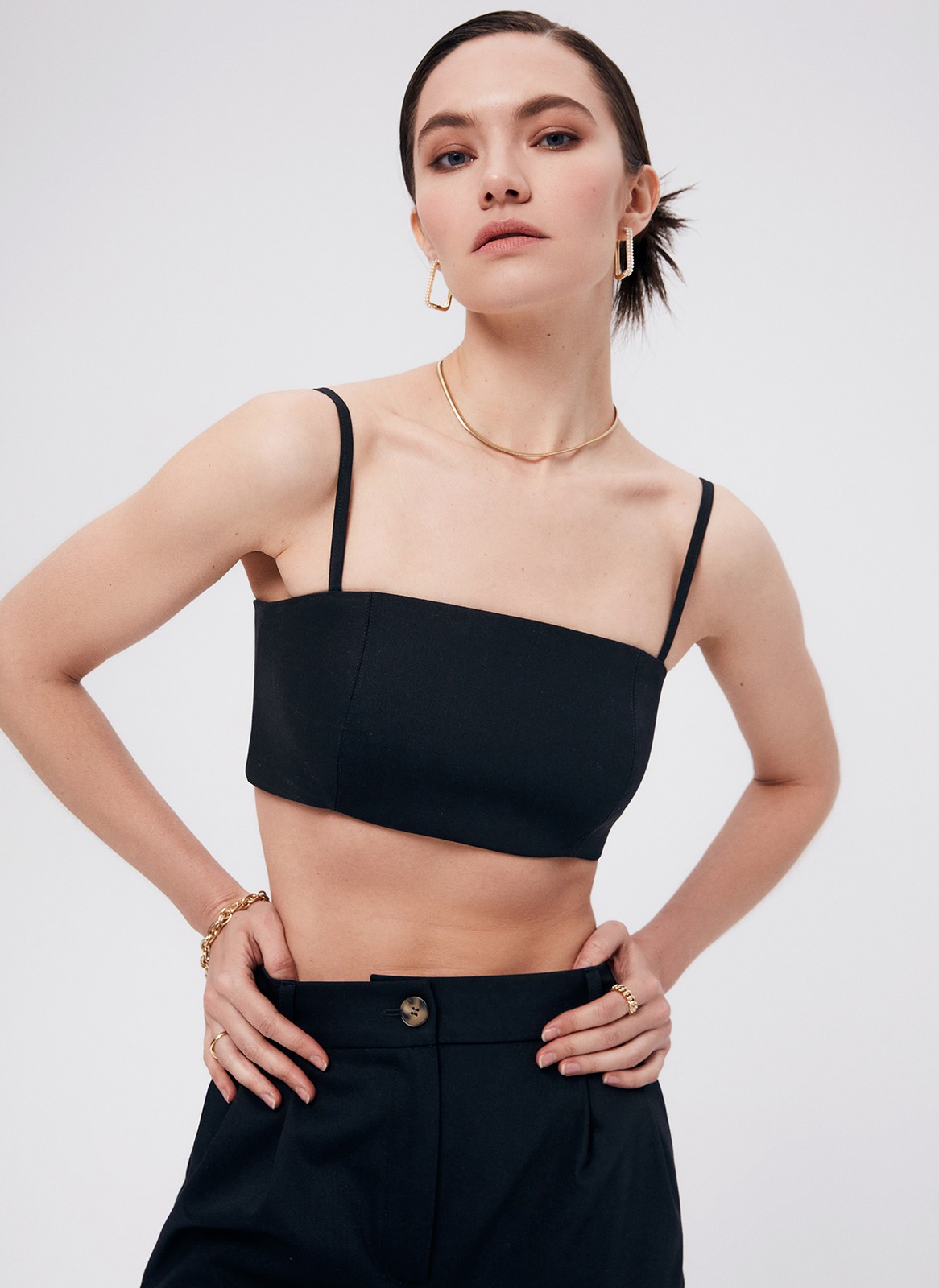 Бандо, цвет: Черный Allweneed
Минималистичный топ-бандо из костюмной ткани. Тонкие бретели легко регулируются. Для лучшей посадки на спинке есть широкая резинка, вшитая в изделие. Топ выполнен из мягкой матовой ткани. Изделие дополнит образы с вечерними брюками и юбками, жакетами в мужском стиле и кардиганами.
На модели размер XS