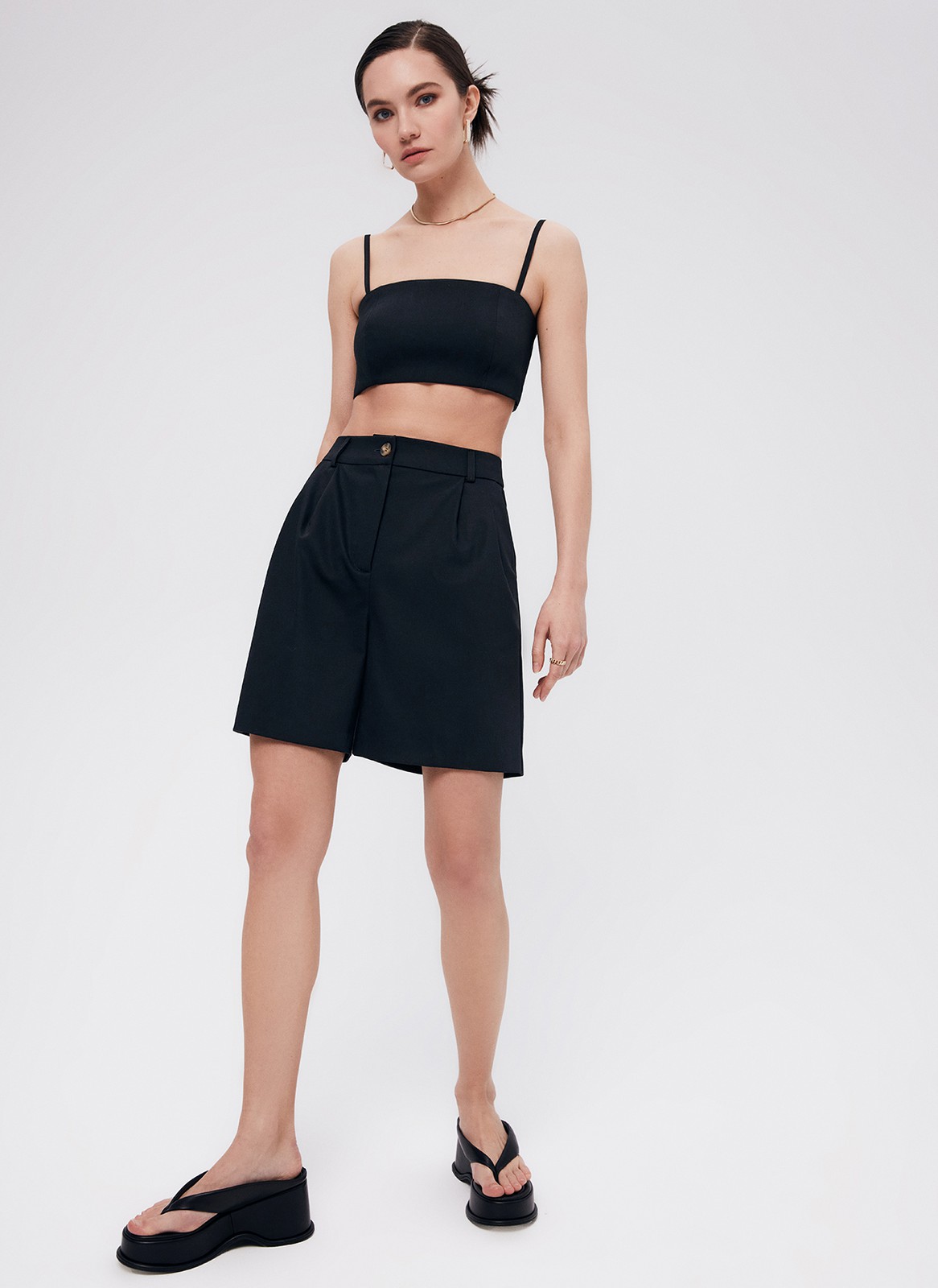 Шорты - Бермуды, цвет: Черный Allweneed
Шорты-бермуды, которые по стилю напоминают классические брюки. Для модели выбрали матовую и гладкую костюмную ткань Застежка на молнию и пуговицу. Когда устанете от брюк в офисе, замените их на шорты. Шорты легко стилизовать: просто добавьте легкий жакет или составьте образ с футболкой и спортивной обувью.
На модели размер XS