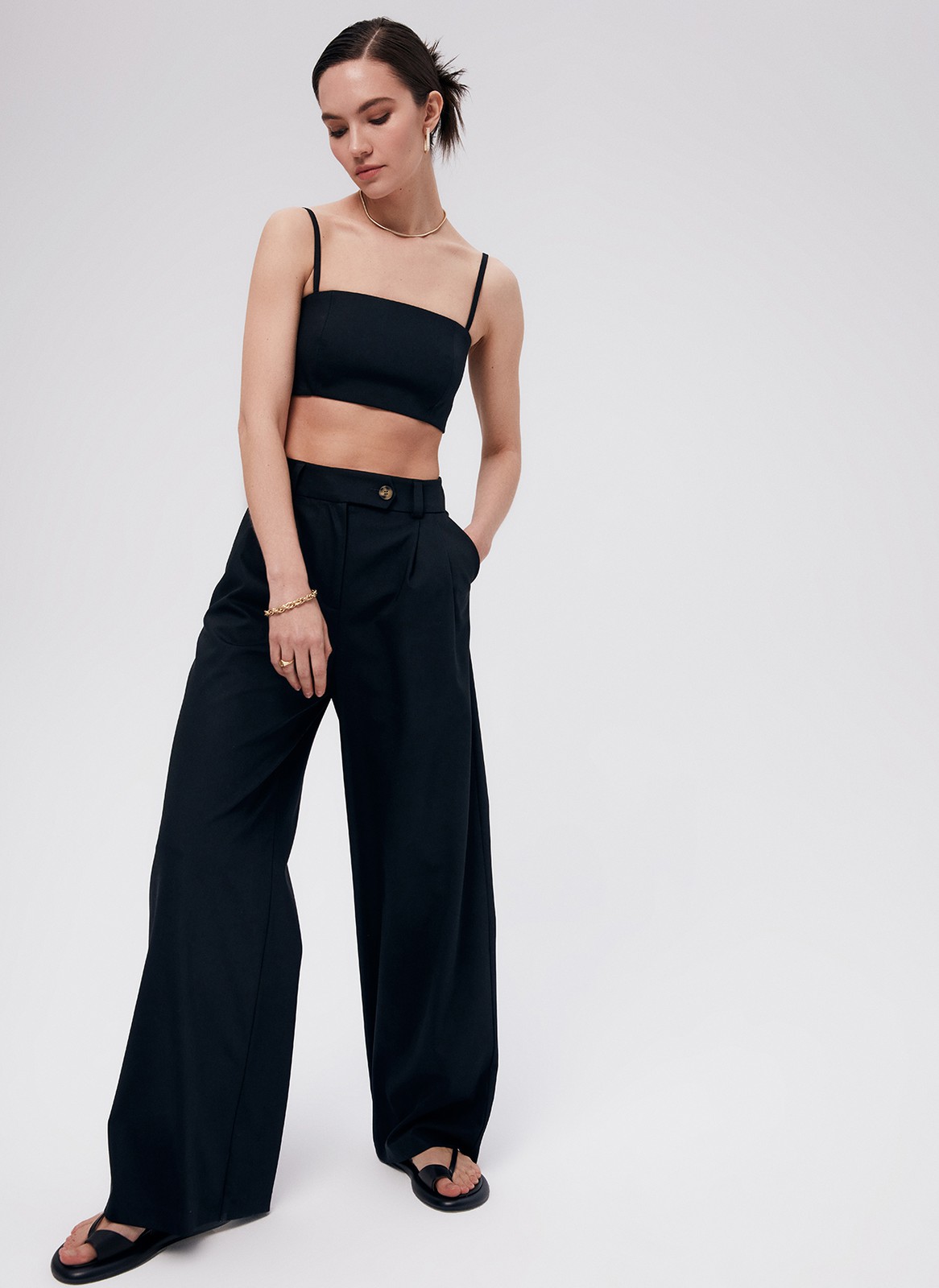 Брюки Палаццо, цвет: Черный Allweneed
Широкие брюки палаццо полной длины. Пояс на талии с застежкой на пуговицу. Удобные глубокие карманы. Легкая ткань с гладким переплетением, которая струится и создает расслабленный образ. Брюки хорошо садятся по фигуре. Мы полюбили палаццо еще в прошлом сезоне, и это один из наших любимых фасонов. Носите с жакетом из новой коллекции, с бандо и футболкой.
На модели размер XS