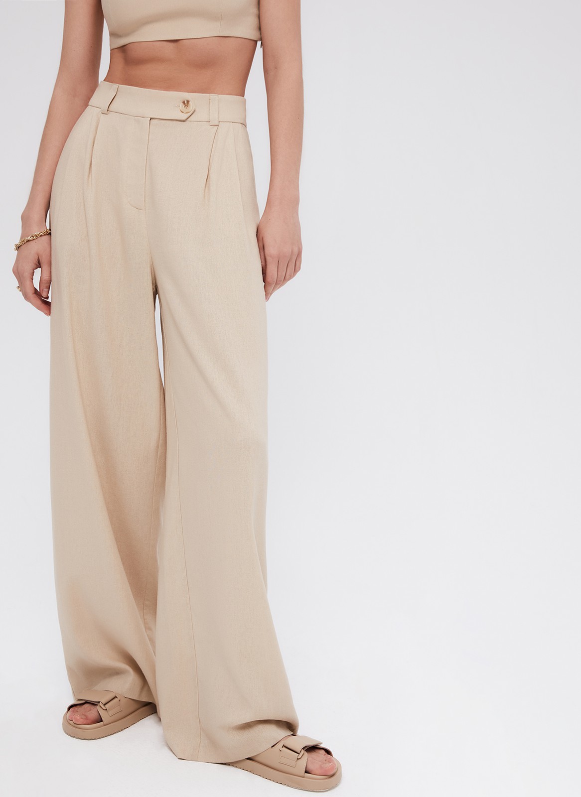 Брюки Палаццо, цвет: бежевый Allweneed
Широкие брюки палаццо полной длины. Пояс на талии с застежкой на пуговицу. Удобные глубокие карманы. Легкая ткань с гладким переплетением, которая струится и создает расслабленный образ. Брюки хорошо садятся по фигуре. Мы полюбили палаццо еще в прошлом сезоне, и это один из наших любимых фасонов. Носите с жакетом из новой коллекции, с бандо и футболкой.
На модели размер XS