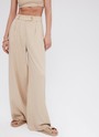 Брюки Палаццо, цвет: бежевый Allweneed
Широкие брюки палаццо полной длины. Пояс на талии с застежкой на пуговицу. Удобные глубокие карманы. Легкая ткань с гладким переплетением, которая струится и создает расслабленный образ. Брюки хорошо садятся по фигуре. Мы полюбили палаццо еще в прошлом сезоне, и это один из наших любимых фасонов. Носите с жакетом из новой коллекции, с бандо и футболкой.
На модели размер XS